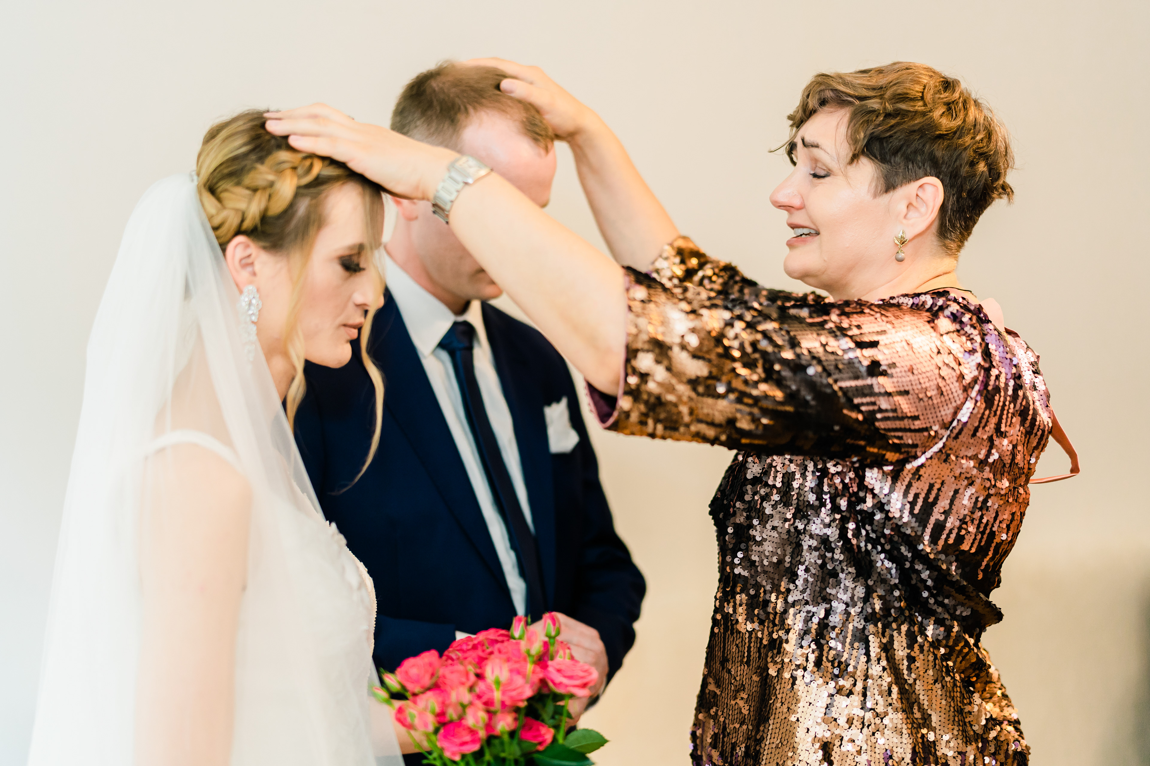 Błogosławieństwo rodziców - neokatechumenów | Rafał Murawski fotografia ślubna