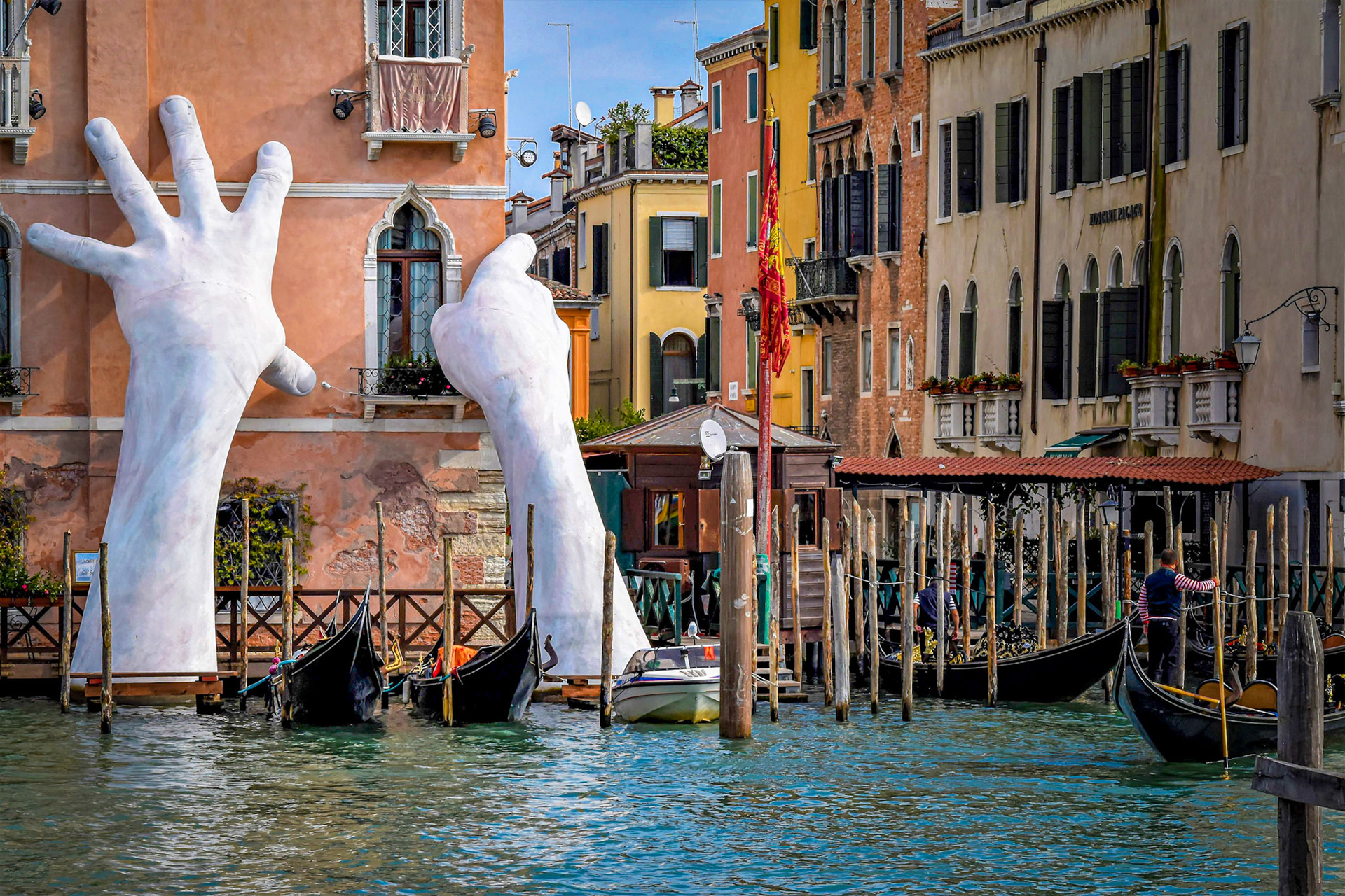 Venise _ L’œuvre de l’artiste Lorenzo Quinn, intitulée Soutien