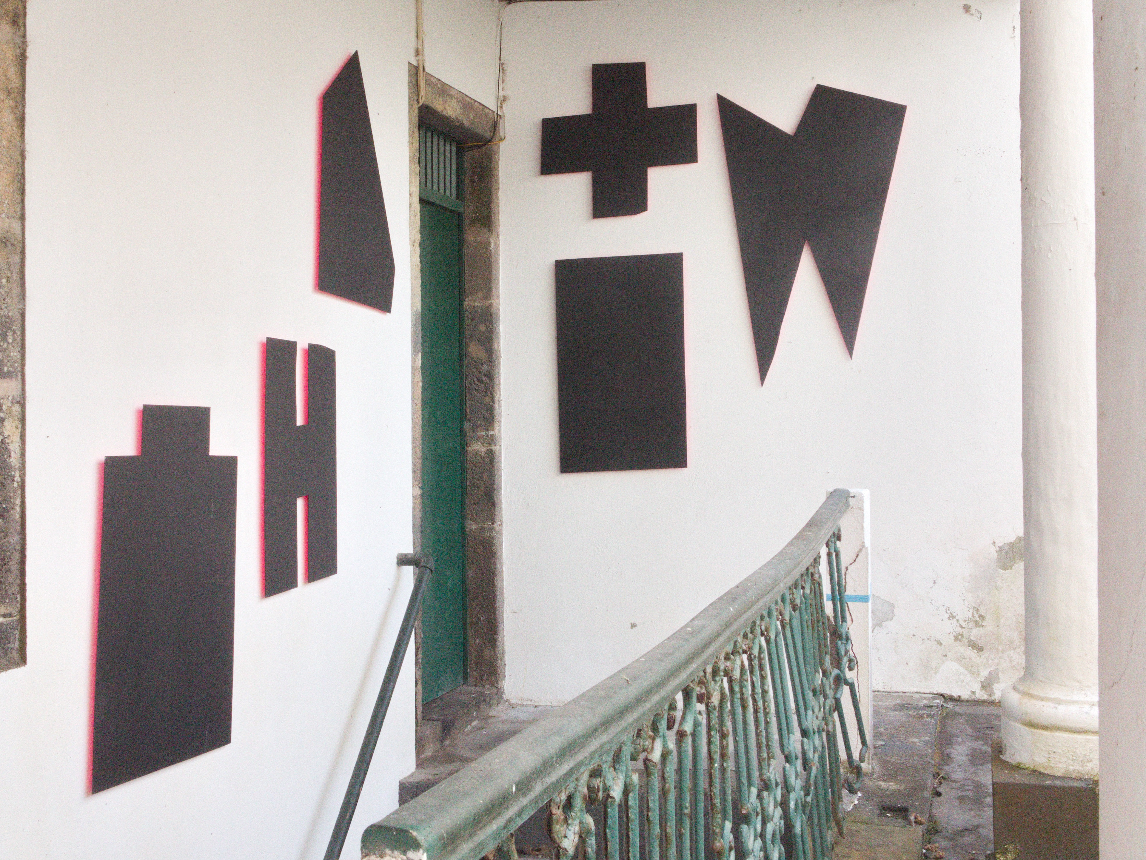 FLOATING IMAGES 2020 - plywood, paint, fluorescent pigment - installation Galeria Camaroupa Horta/Faial 2020