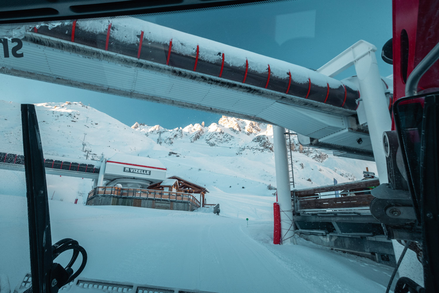 Pour sécuriser les 3 pistes de randonnées, ainsi qu'une partie du domaine fermé, toujours fréquenté par quelques vacanciers, seules 3 des 18 dameuses tournent quotidiennement.