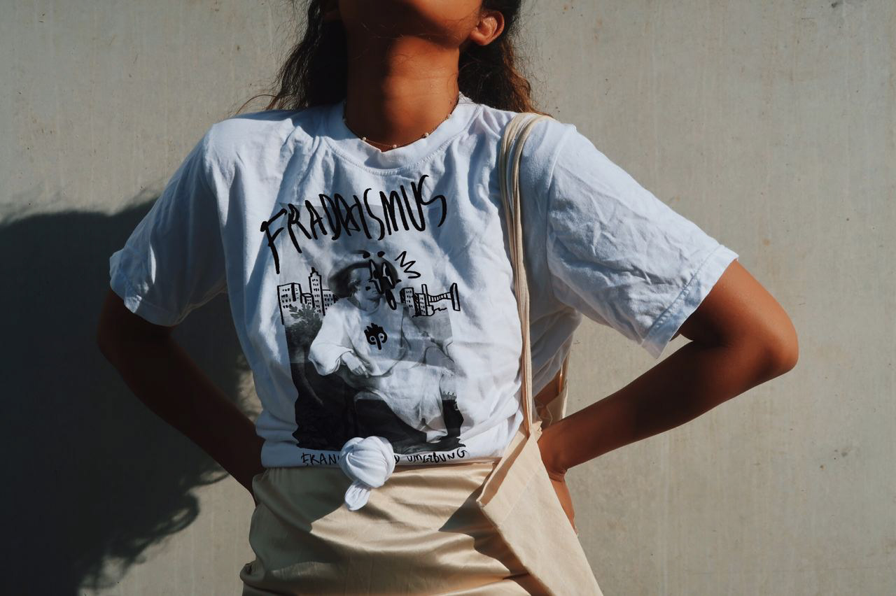 Front of the Fradaismus t-shirt worn by Cca (Putri Gusti)