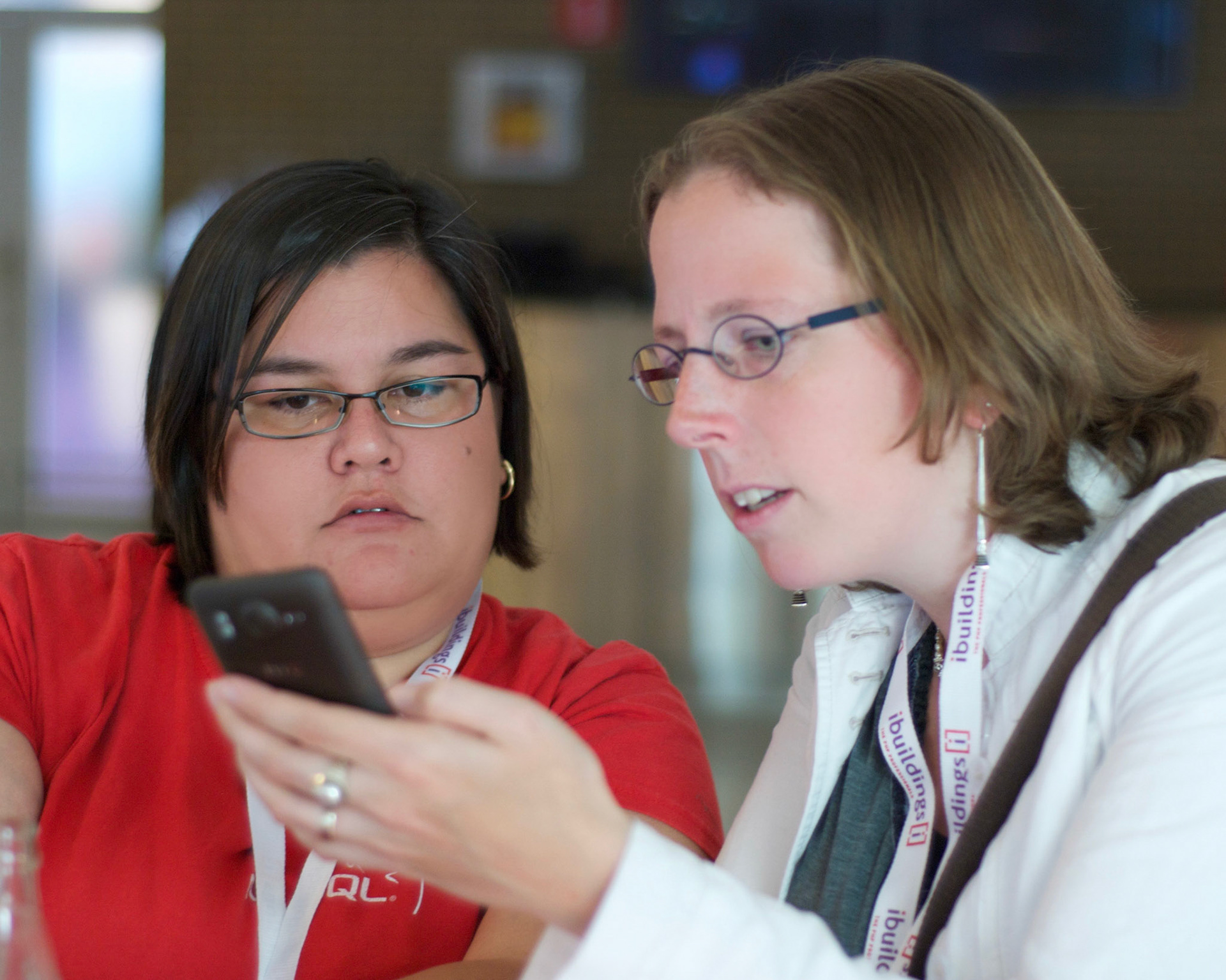 Lineke showing Lig where the restaurant is!