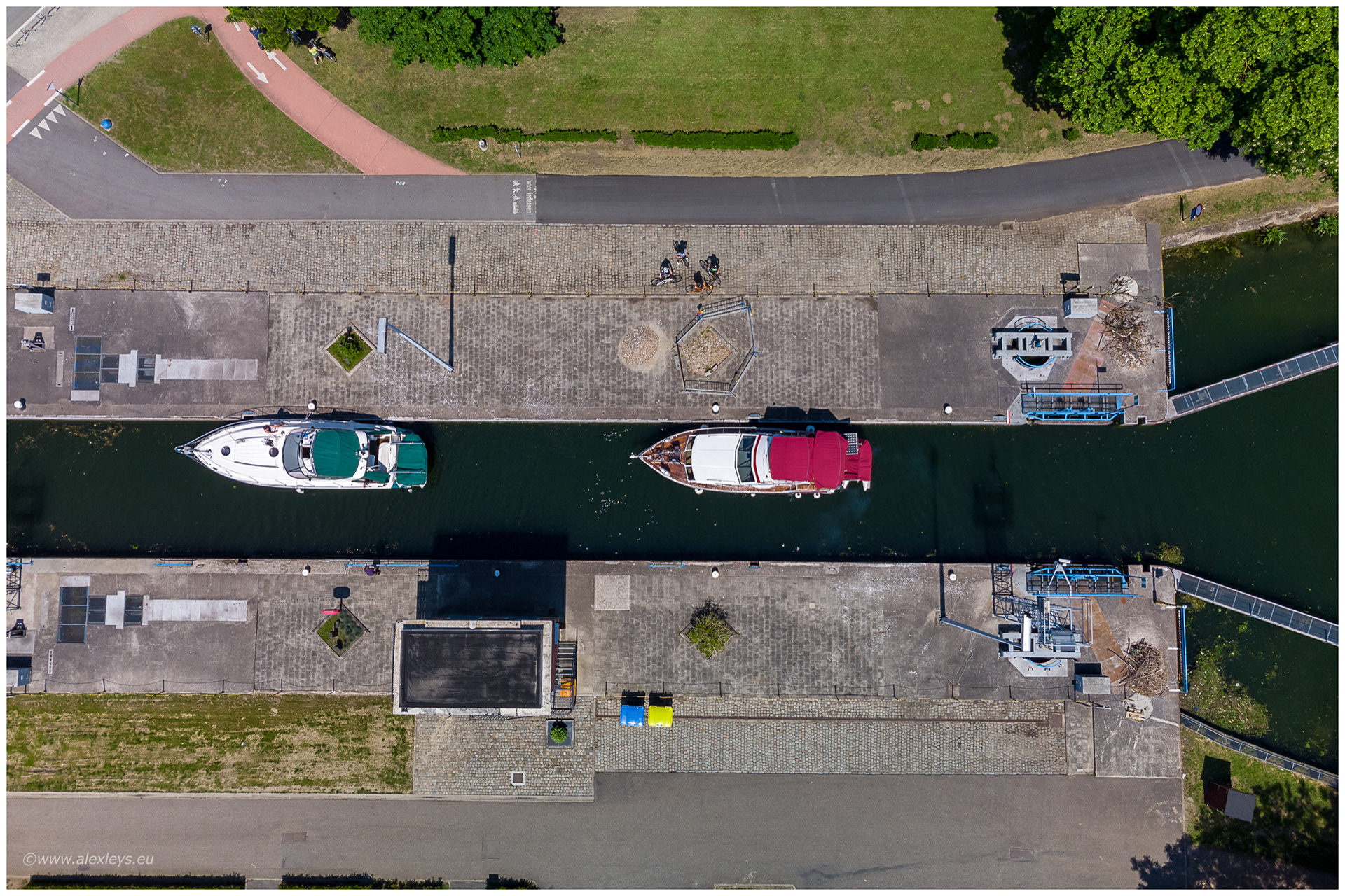 Het sas in het kanaal Bocholt- Herentals maakt de verbinding met het Albertkanaal