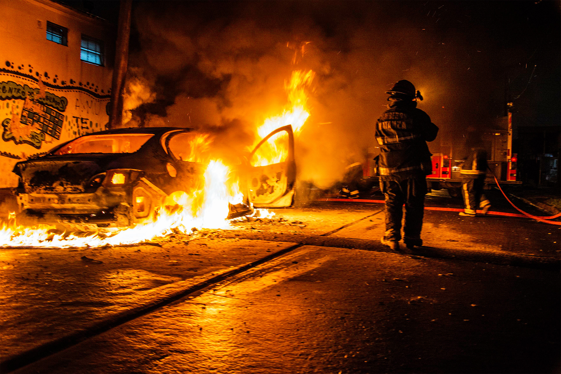 Bomberos del Cuartel Central de La Matanza acuden a un incendio de automóvil. 26/07/2019, Lomas del Mirador, Buenos Aires, Argentina. Foto: Luciano Cericchio/ Argra Escuela