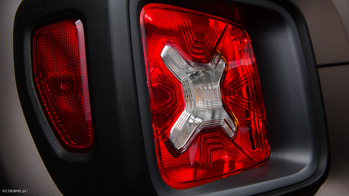Tylna lampa. Jeep Renegade Night Eagle Volcano Sand Matt. Fotografia motoryzacyjna CZASAMI.PL