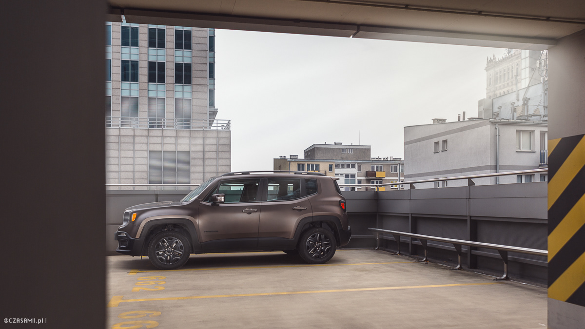 Lewy profil auta, Jeep Renegade Night Eagle Volcano Sand Matt. Fotografia motoryzacyjna CZASAMI.PL