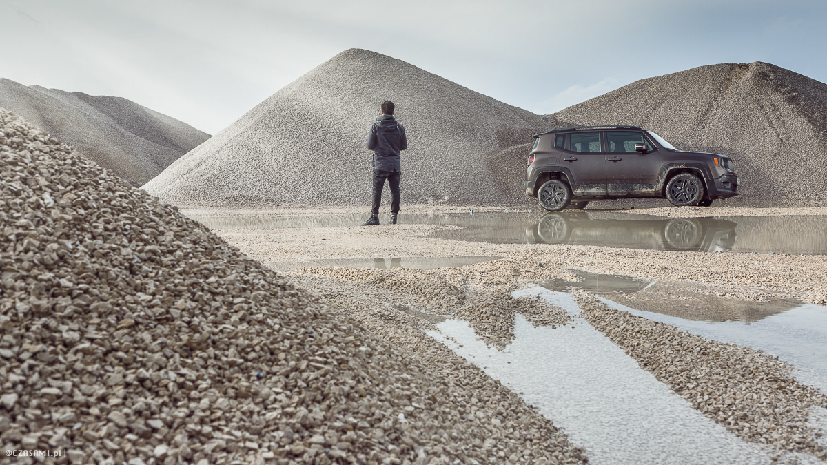 Żwirownia Jeep Renegade Night Eagle Volcano Sand Matt. Fotografia motoryzacyjna CZASAMI.PL