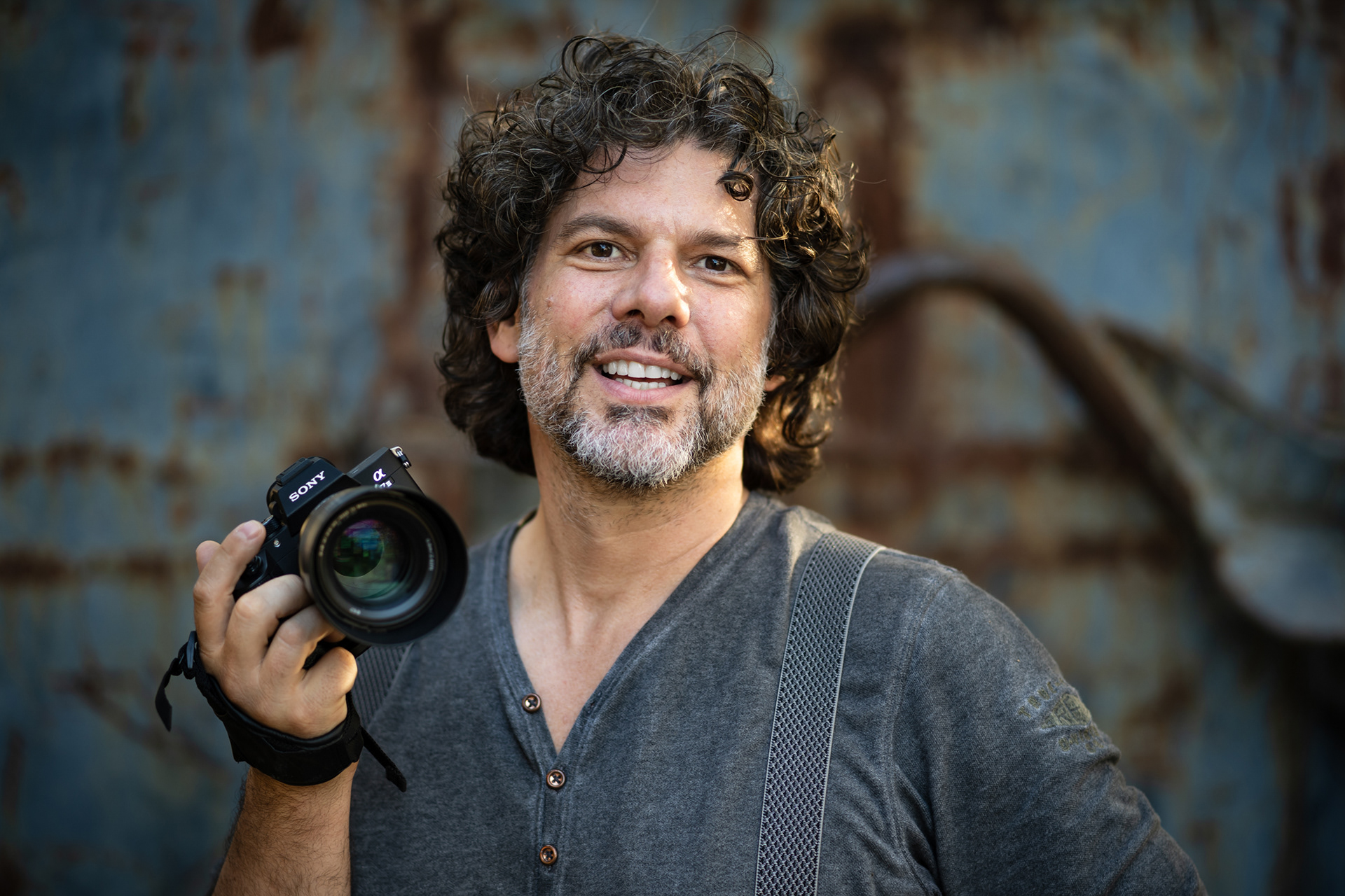 Foto das den Fotografen Gregory B. Waldis mit der Kamera in der Hand zeigt. Aufgenommen von Cosima Höllt