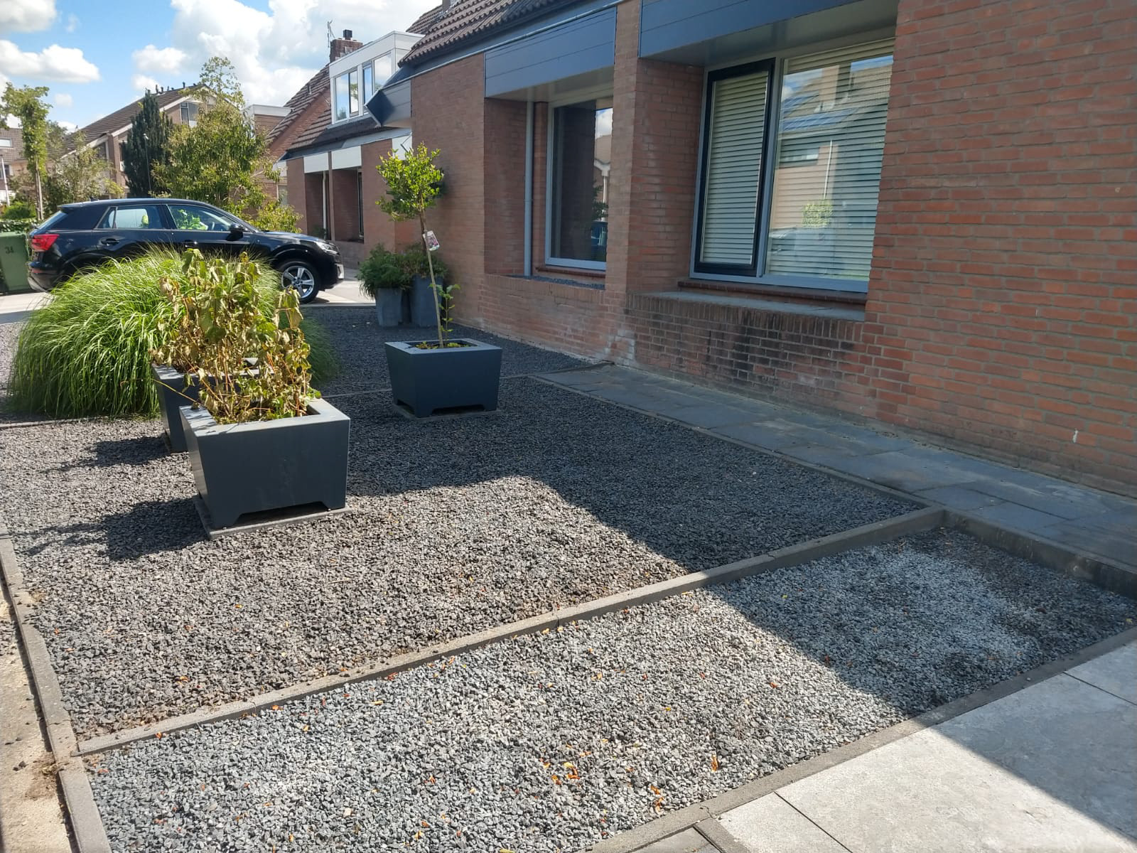 foto 5: Voortuin onkruid vrij gemaakt