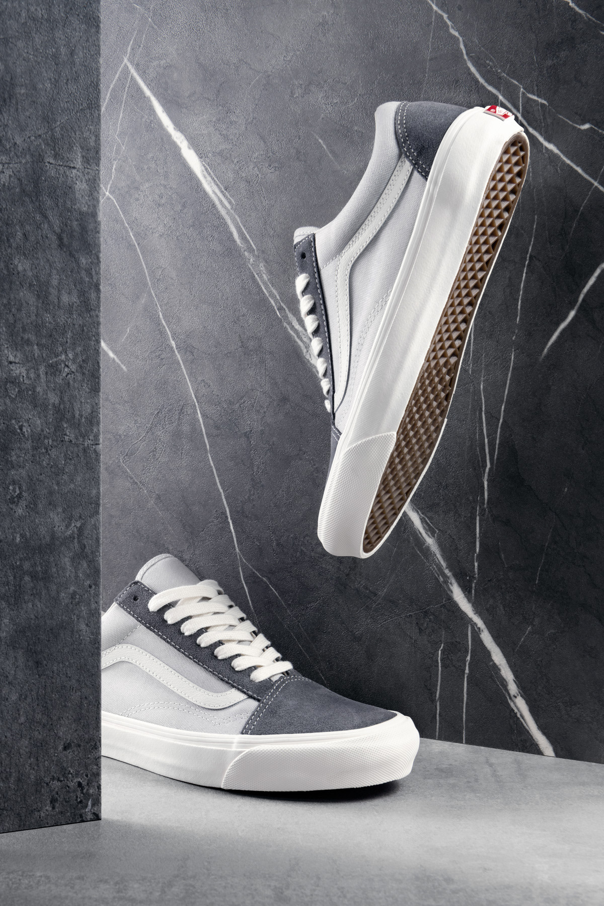 Schuhe Sneaker vor Steinhintergrund