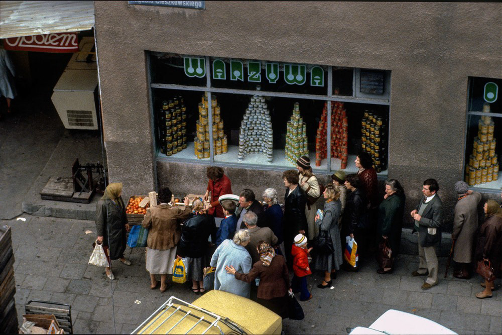 Queue in front of a shop (1980)
