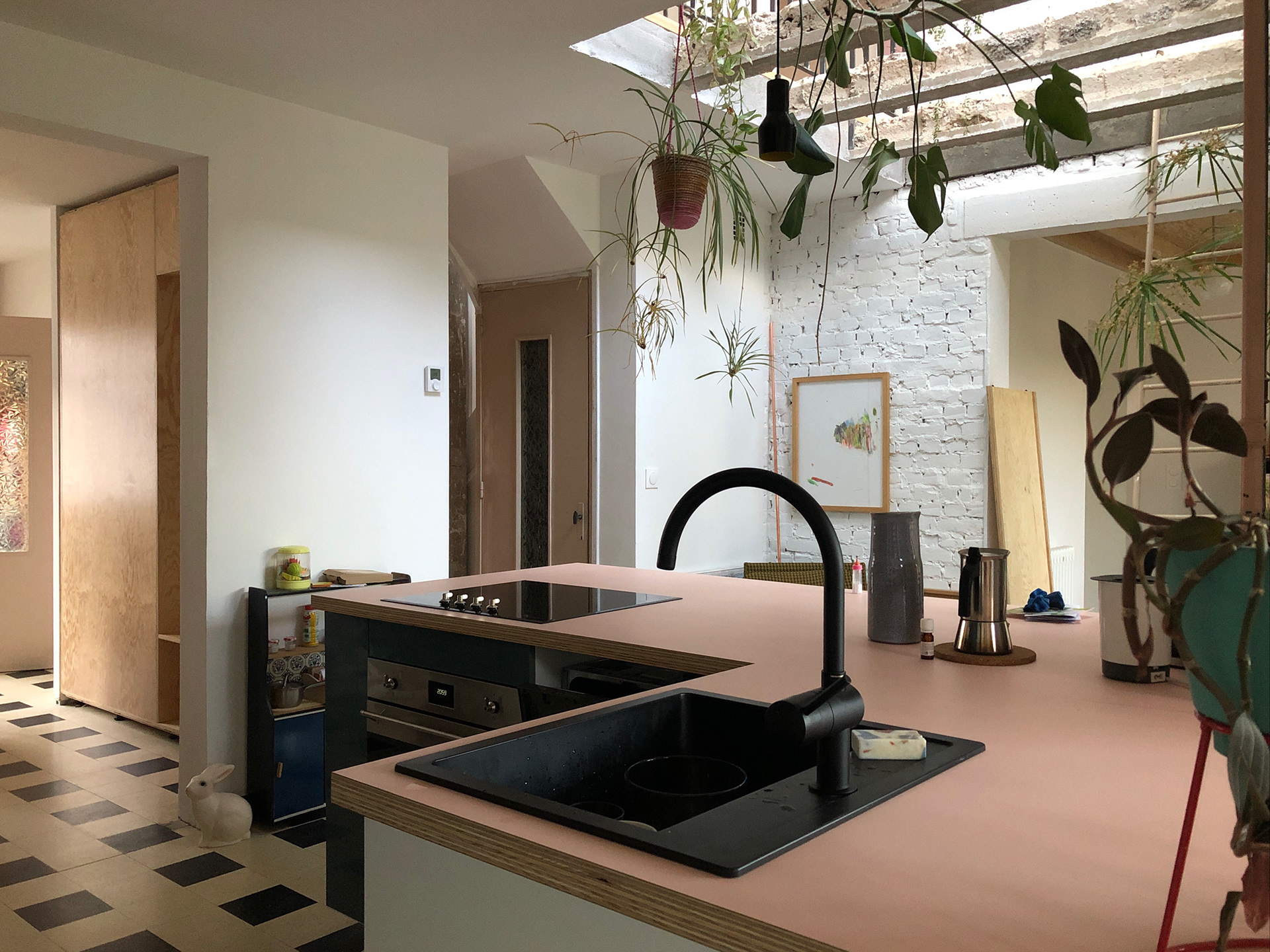 Atelier Biâo Florian Delarue Meubles en contreplaqué et plan de travail rose