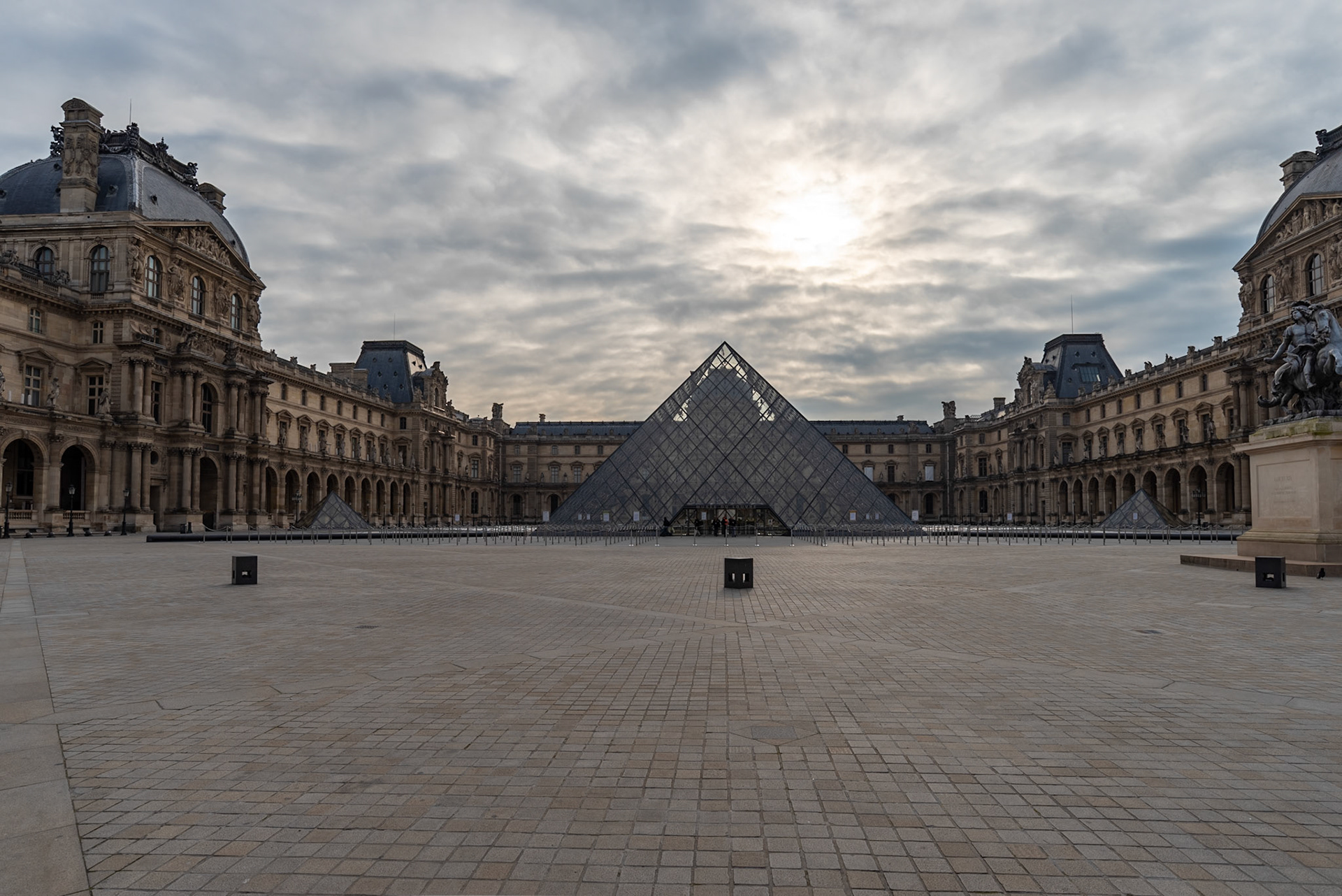 La pyramide du Musée du Louvre, au milieu d'une place complètement vide, début d'une époque au matin du mardi 17 mars