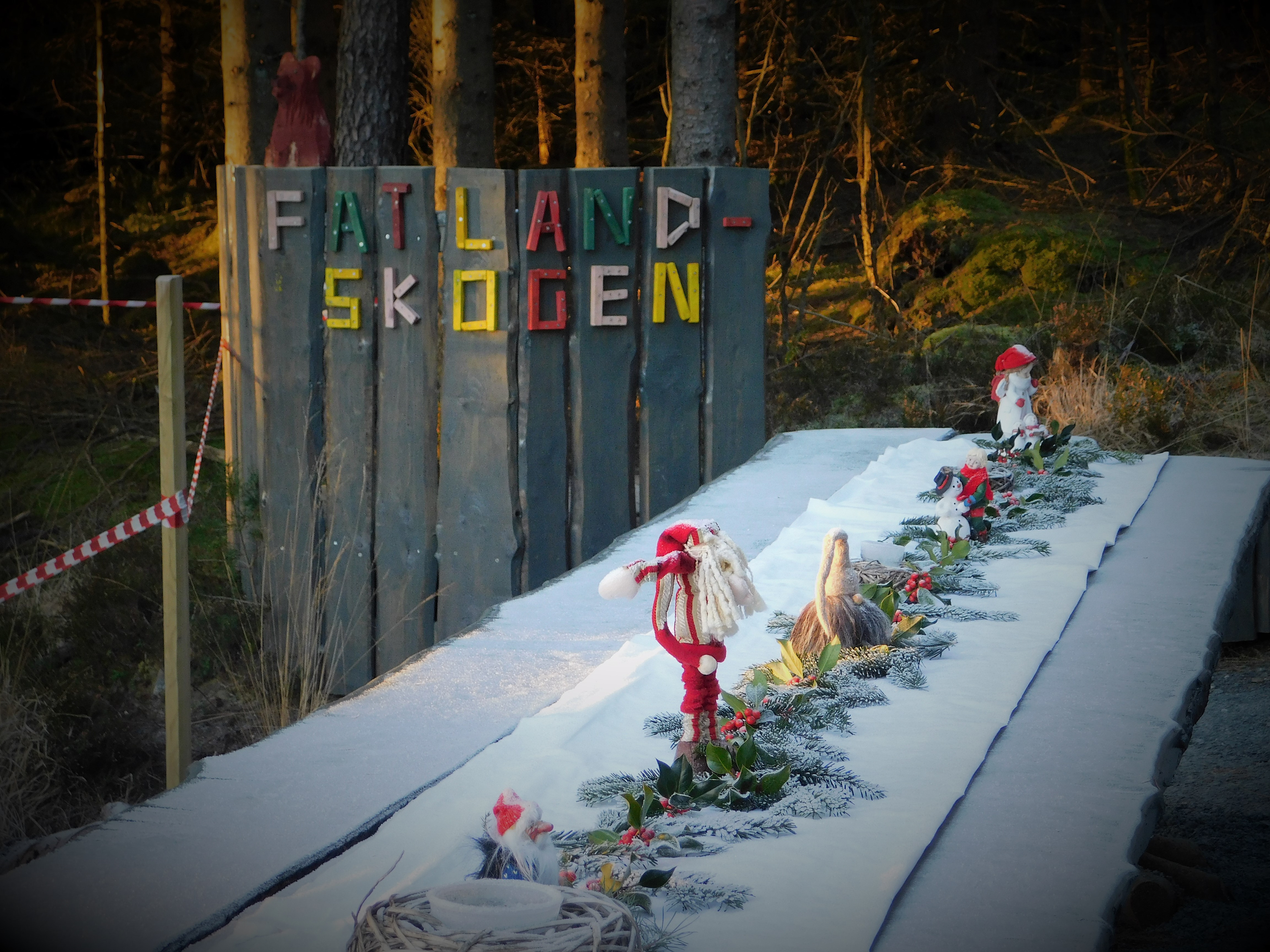 Langs stien står DET LANGE BORDET med talarstolen.