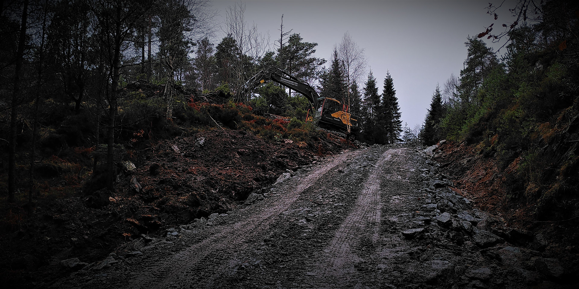 Det er såpass bratt opp her at massane i vegen måtte skiftast ut med solid skotstein.