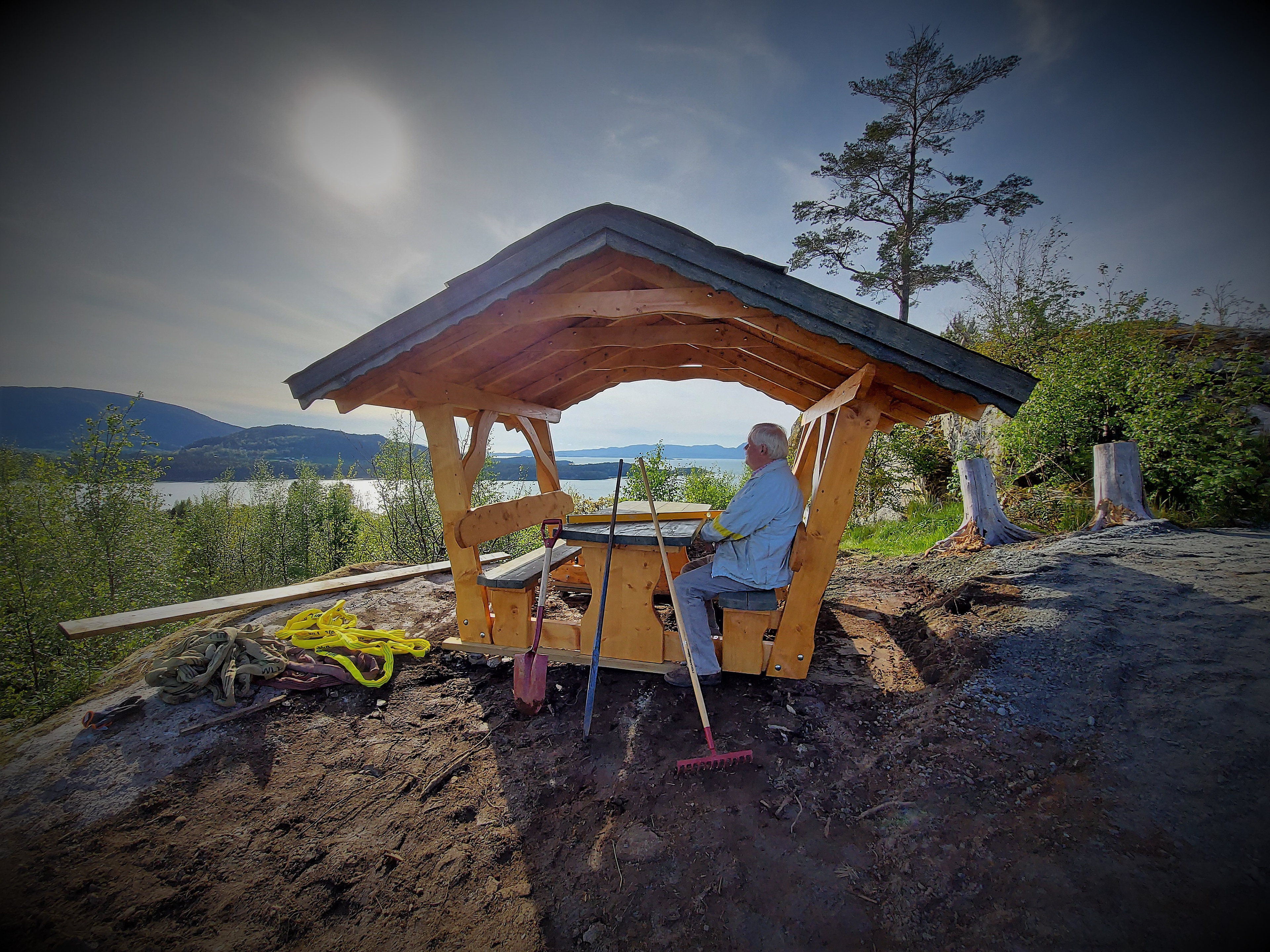Arne kviler under oppsetjing av pannekakebua på Gullhaug.