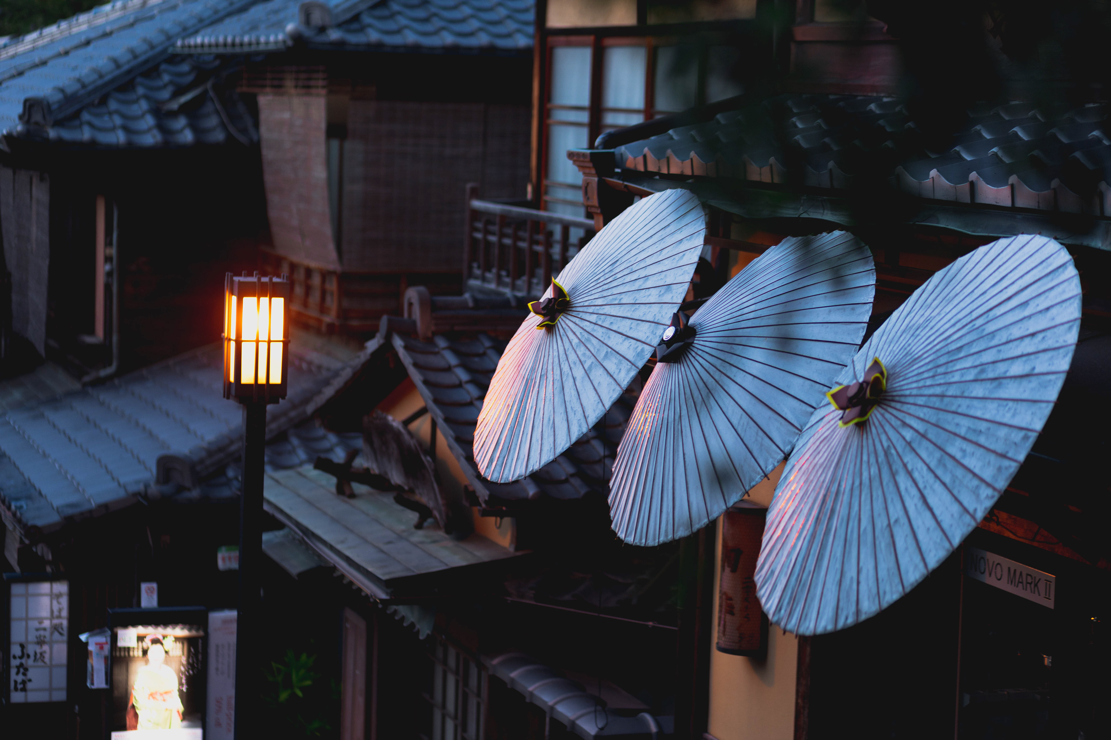 Bilder aufgenommen während meiner Reise nach Japan in Asien. Während dieses Trips erweiterte ich mein Reiseportfolio mit Eindrücken aus Tokio, Kyoto und Osaka. Die Bilder fangen Einblicke in ein modernes, traditionelles und alltägliches, fern von Tourismus, intimes Japan: Welches von westlichen Touristen gerne übersehen wird. Tags: Urban, Japan, cityscape, asiatrip, summertime, Kyoto, tradition, culture, asia, tourism,