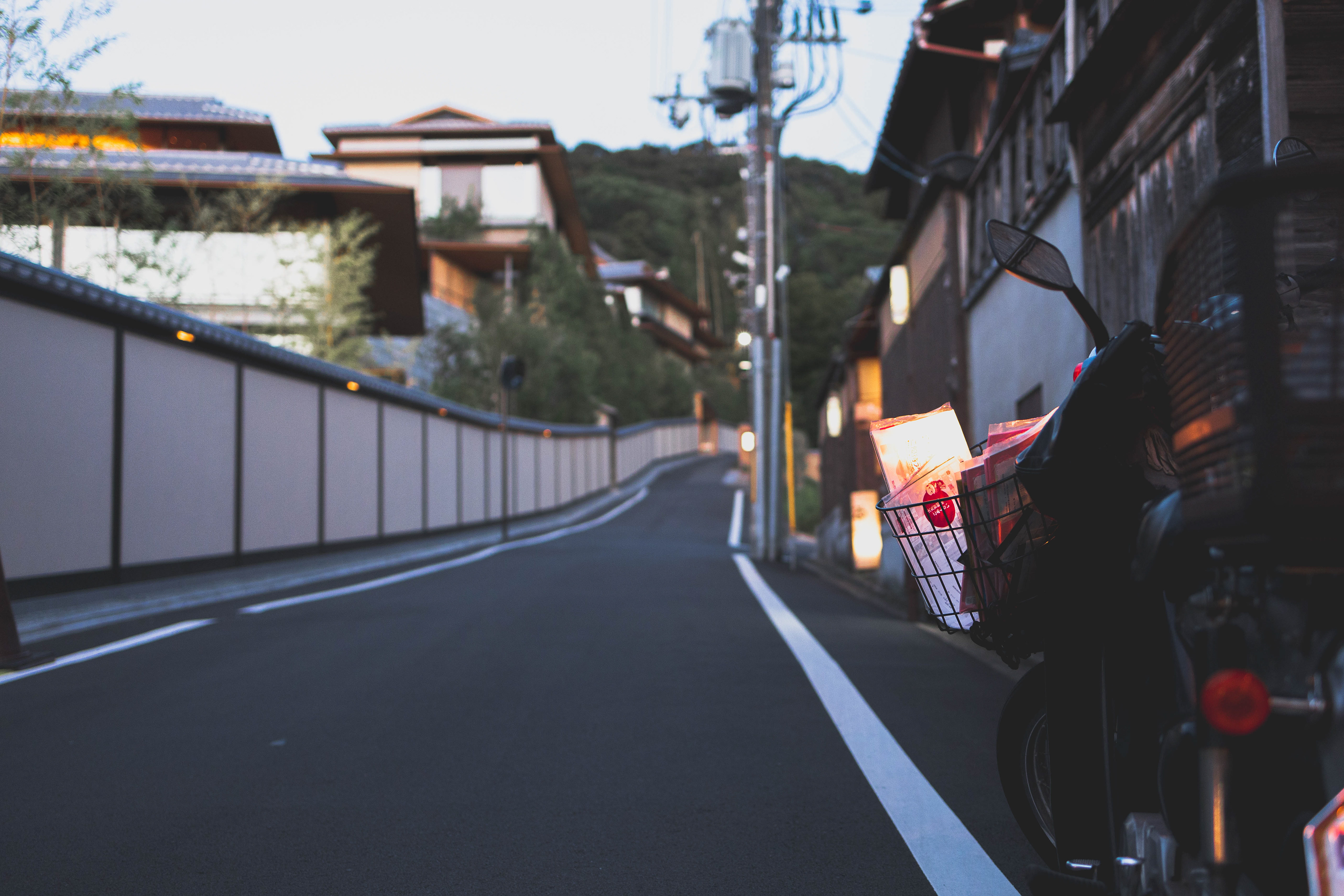 Bilder aufgenommen während meiner Reise nach Japan in Asien. Während dieses Trips erweiterte ich mein Reiseportfolio mit Eindrücken aus Tokio, Kyoto und Osaka. Die Bilder fangen Einblicke in ein modernes, traditionelles und alltägliches, fern von Tourismus, intimes Japan: Welches von westlichen Touristen gerne übersehen wird. Tags: Urban, Japan, cityscape, asiatrip, summertime, Kyoto, tradition, culture, asia, tourism,
