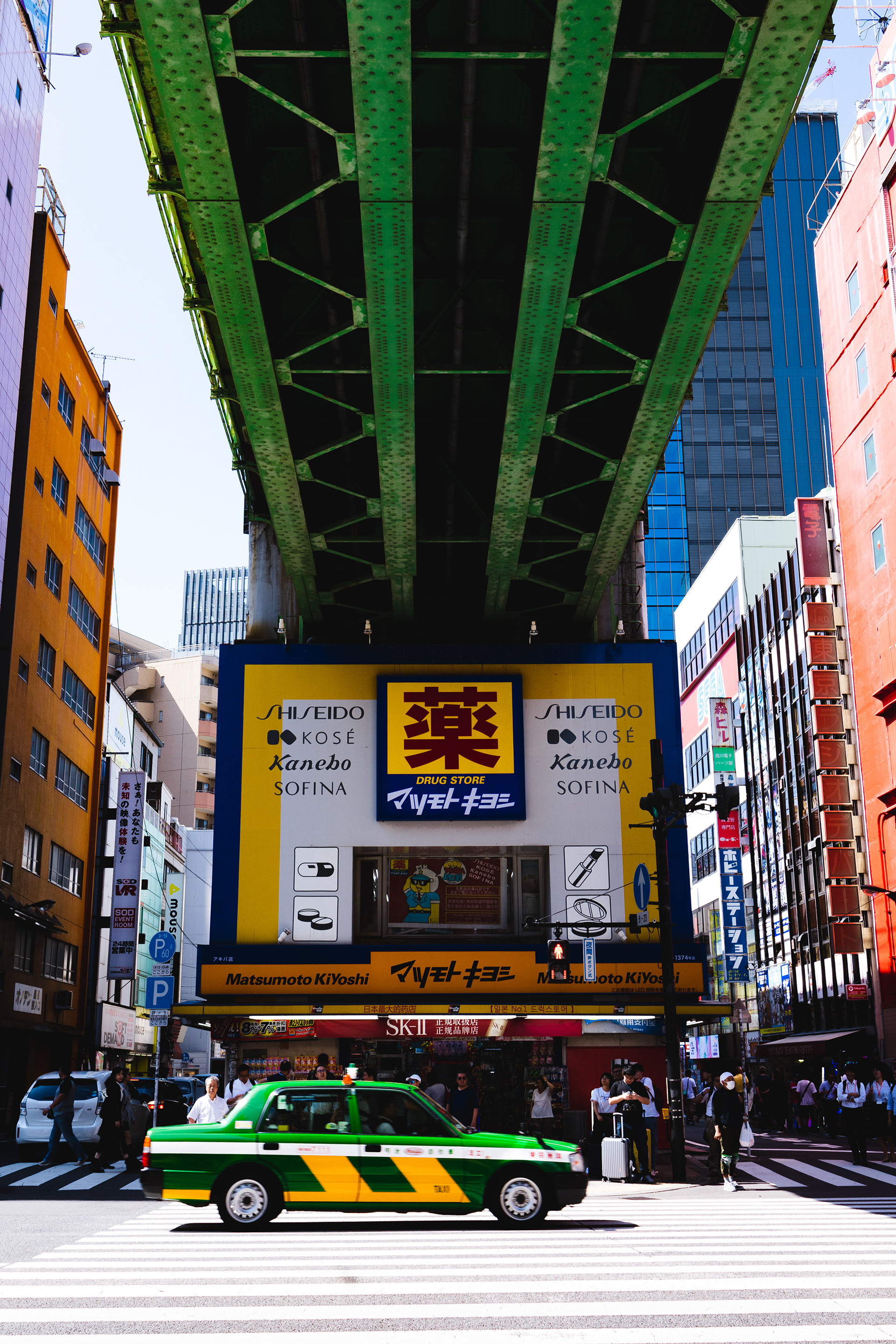 Bilder aufgenommen während meiner Reise nach Japan in Asien. Während dieses Trips erweiterte ich mein Reiseportfolio mit Eindrücken aus Tokio, Kyoto und Osaka. Die Bilder fangen Einblicke in ein modernes, traditionelles und alltägliches, fern von Tourismus, intimes Japan: Welches von westlichen Touristen gerne übersehen wird. Tags: Urban, Japan, cityscape, asiatrip, summertime, Tokyo, tradition, culture, asia, tourism, Fotograf, München, Photographer, Munich, Portrait, Porträt, Portfolio. Streetphotography, Streetphotographer, akihabara