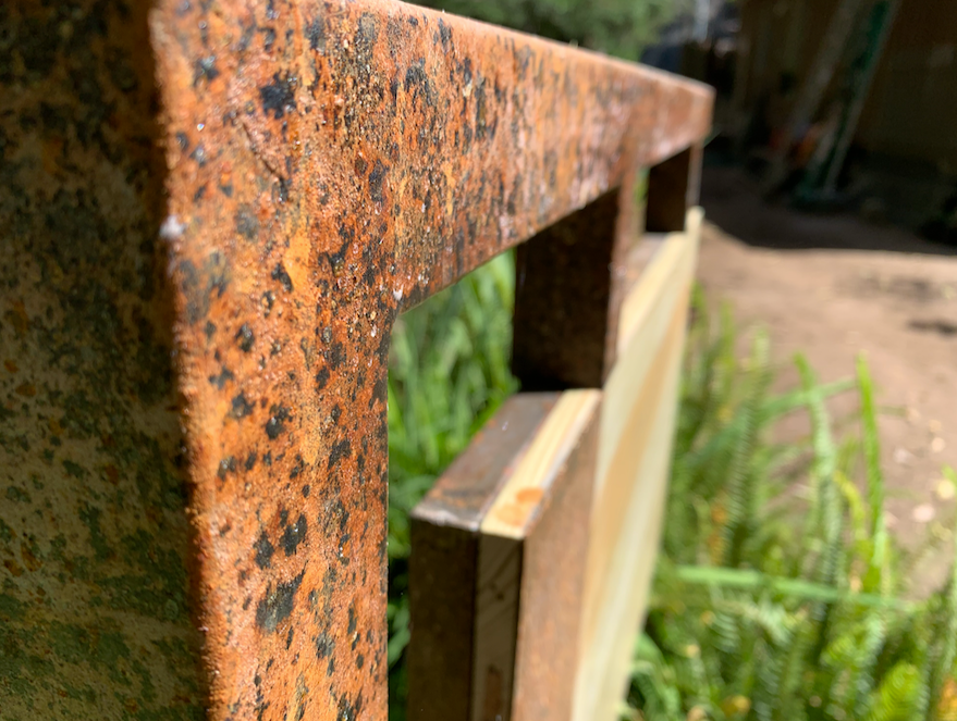 rotulo en acero oxidado + madera grabada