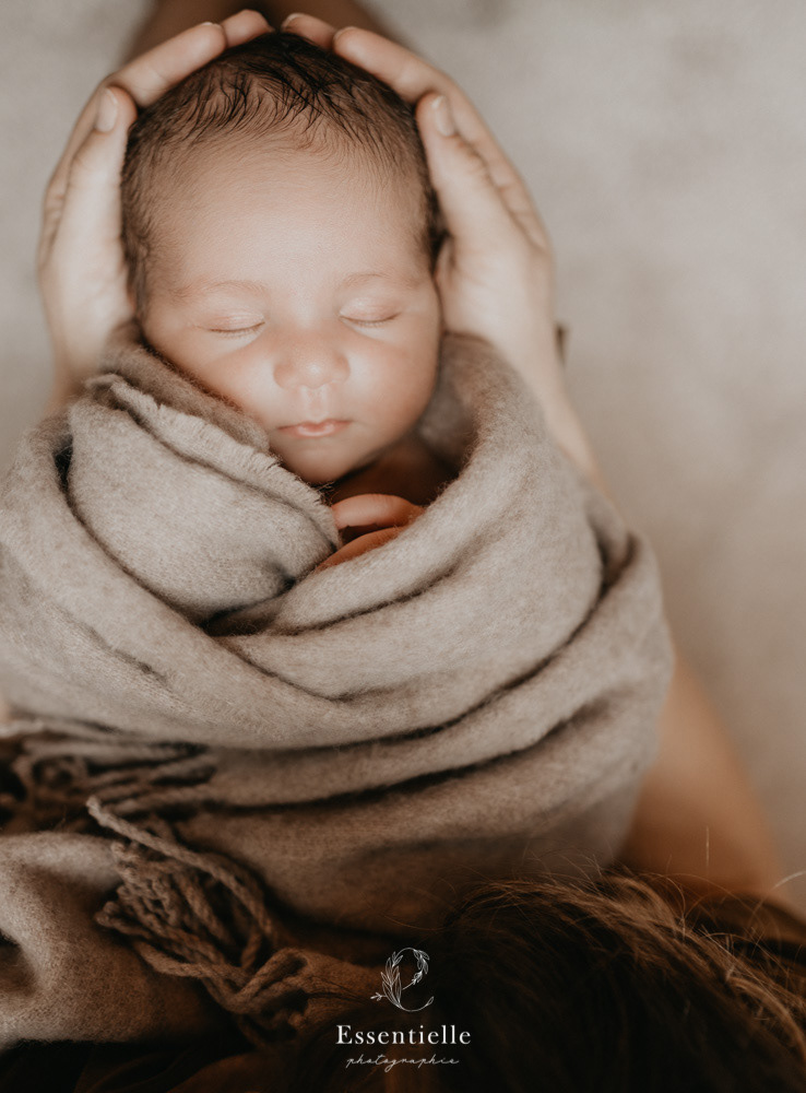 portrait nouveau né dans les mains de sa mère naissance photographe brest Bretagne Laval naturel
