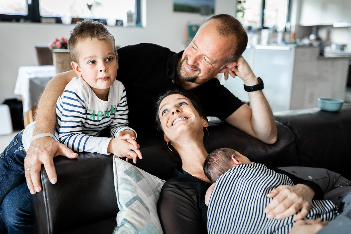 Familienporträt während einer Neugeborenereportage