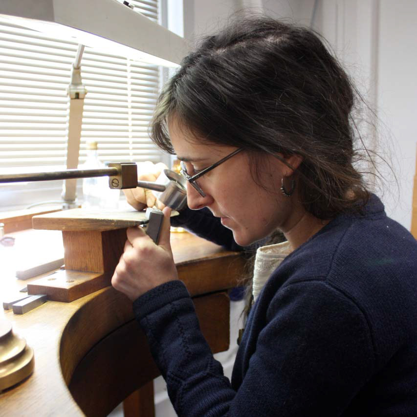 Annie Bocel, élève de Maître d’art et graveur de poinçons à l’atelier du Livre d’art.