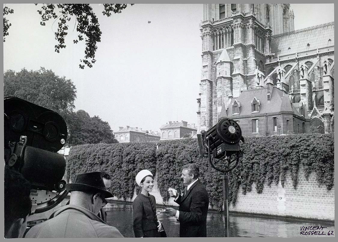 Audrey Hepburn dans l’Ile de la Cité pendant le tournage de Charade de Stanley Donen (Photo Vincent Rossell) © Cinémathèque française