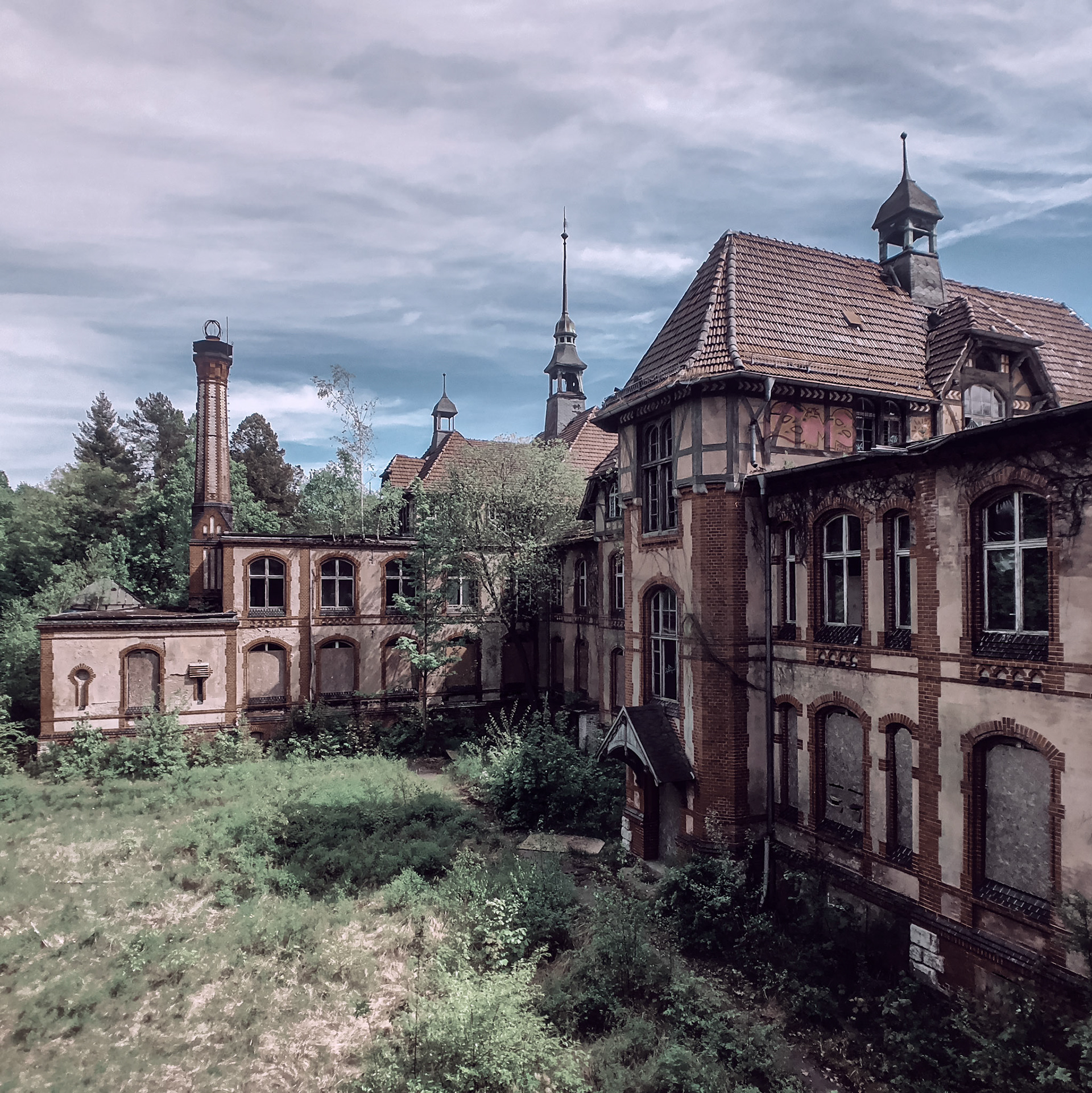 Thought it’s about time to show a photo of the abandoned sanatoriums at Beelitz from the outside.
