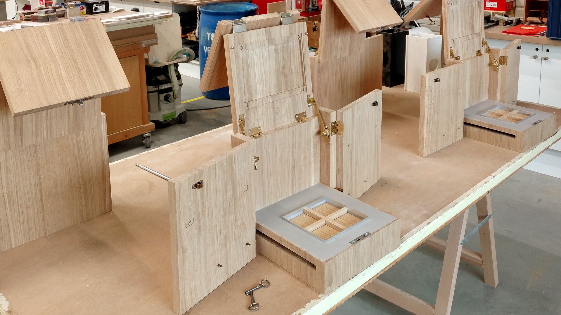 Coffret en bois massif et matériaux de synthèse