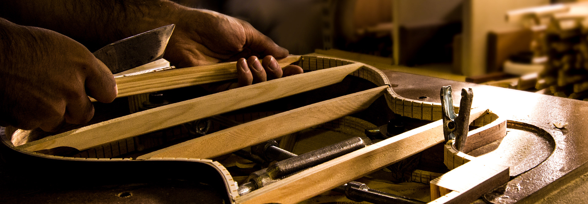 Ibérica Guitars o ers a wide range of string instruments to all kinds of players. The combination of high-end technologies together with the experienced hands of our craftsmen is what makes Ibérica instruments so unique. Our instruments are made in Portugal, using selected woods and the nest complementary materials. Because taking care of our own planet is a priority for us, all the manufacturing processes are maximi- zed to protect the environment. Excellence is in every detail.