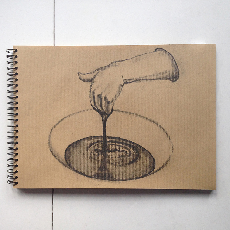 "Jeux de main", fusain sur papier craft, 20 x 30 cm