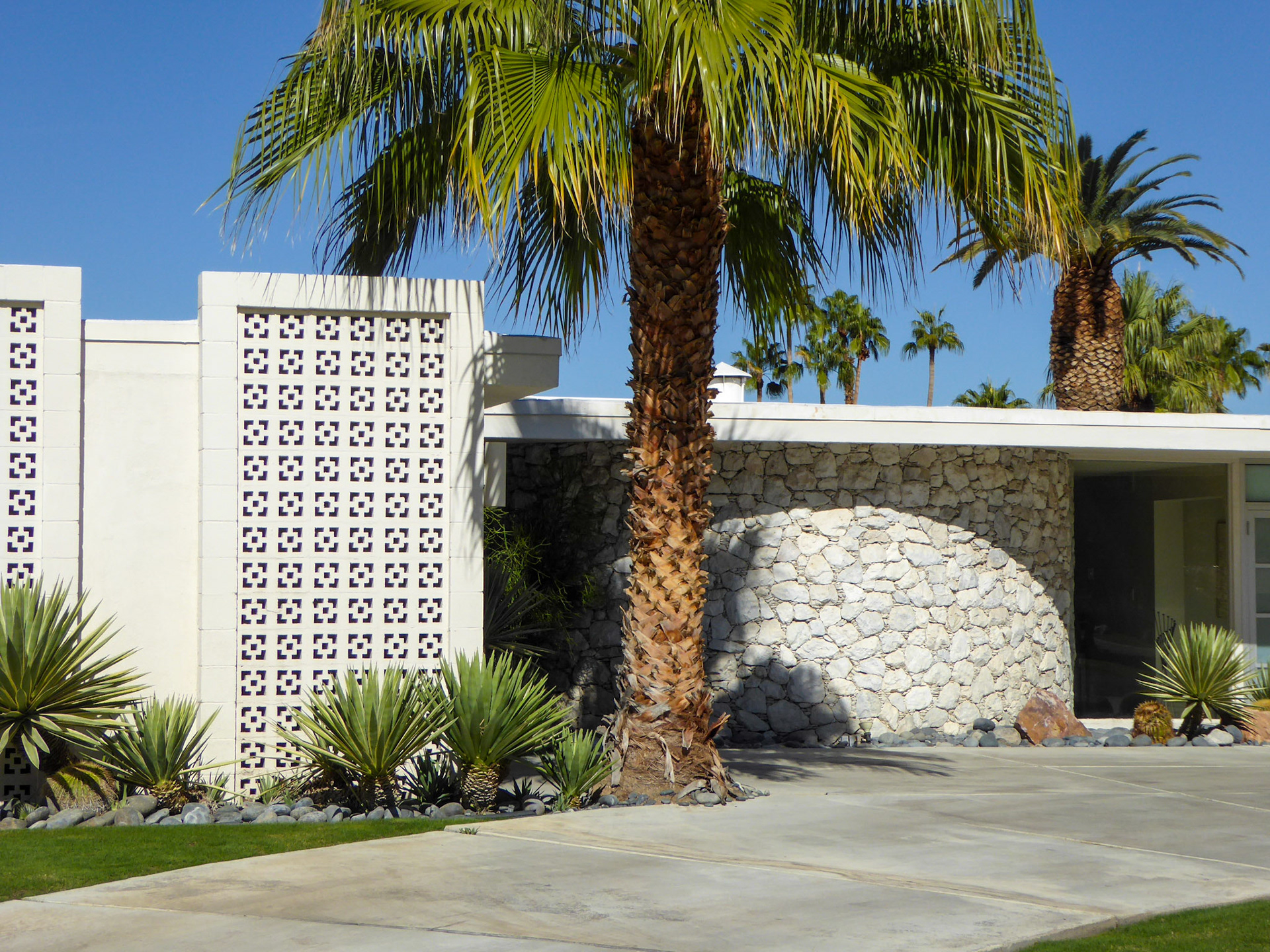 Modern Home in the Movie Colony - Palm Springs CA - November 2017