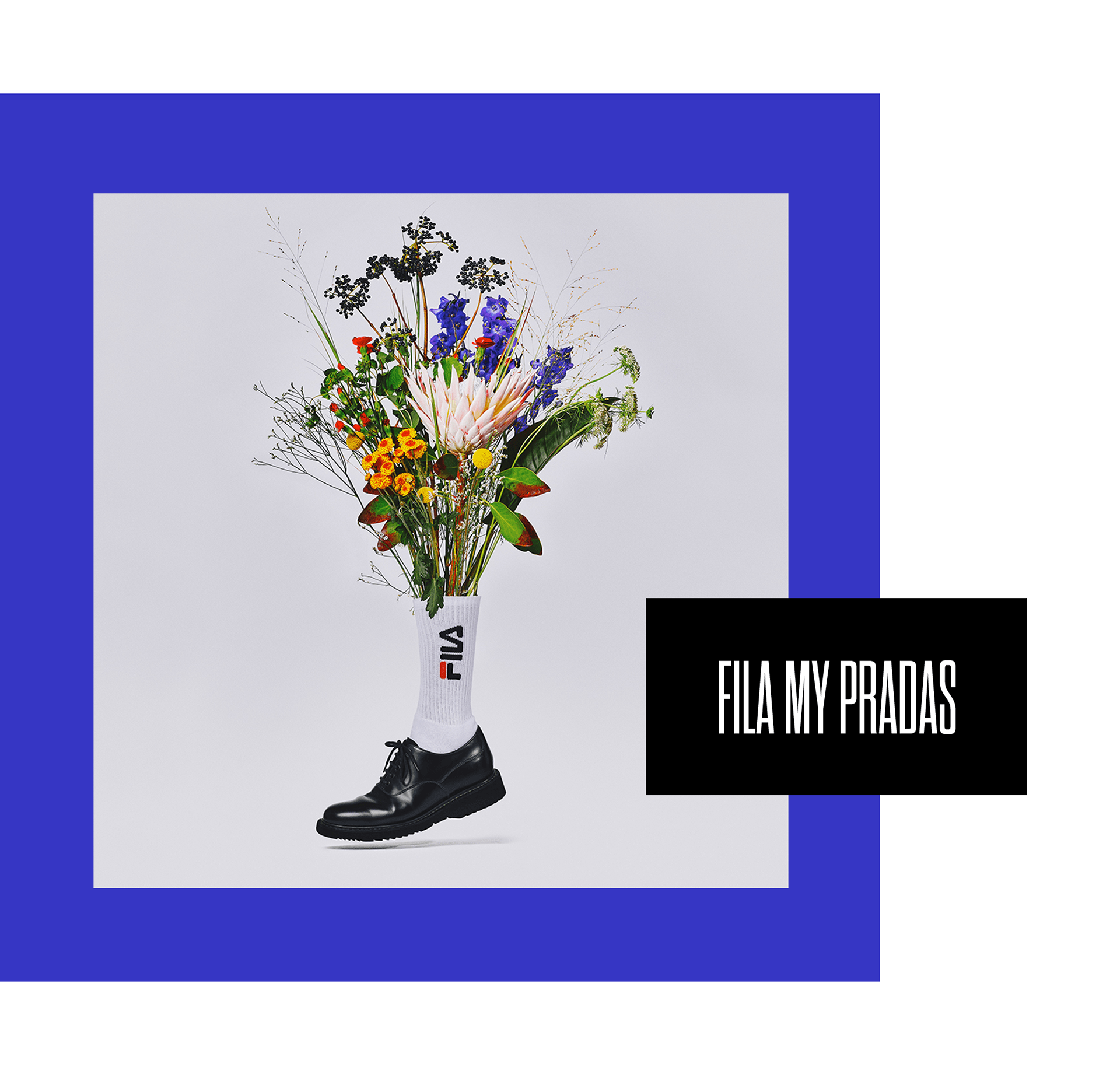 Prada Schuh und Fila Socke mit Blumenstrauß