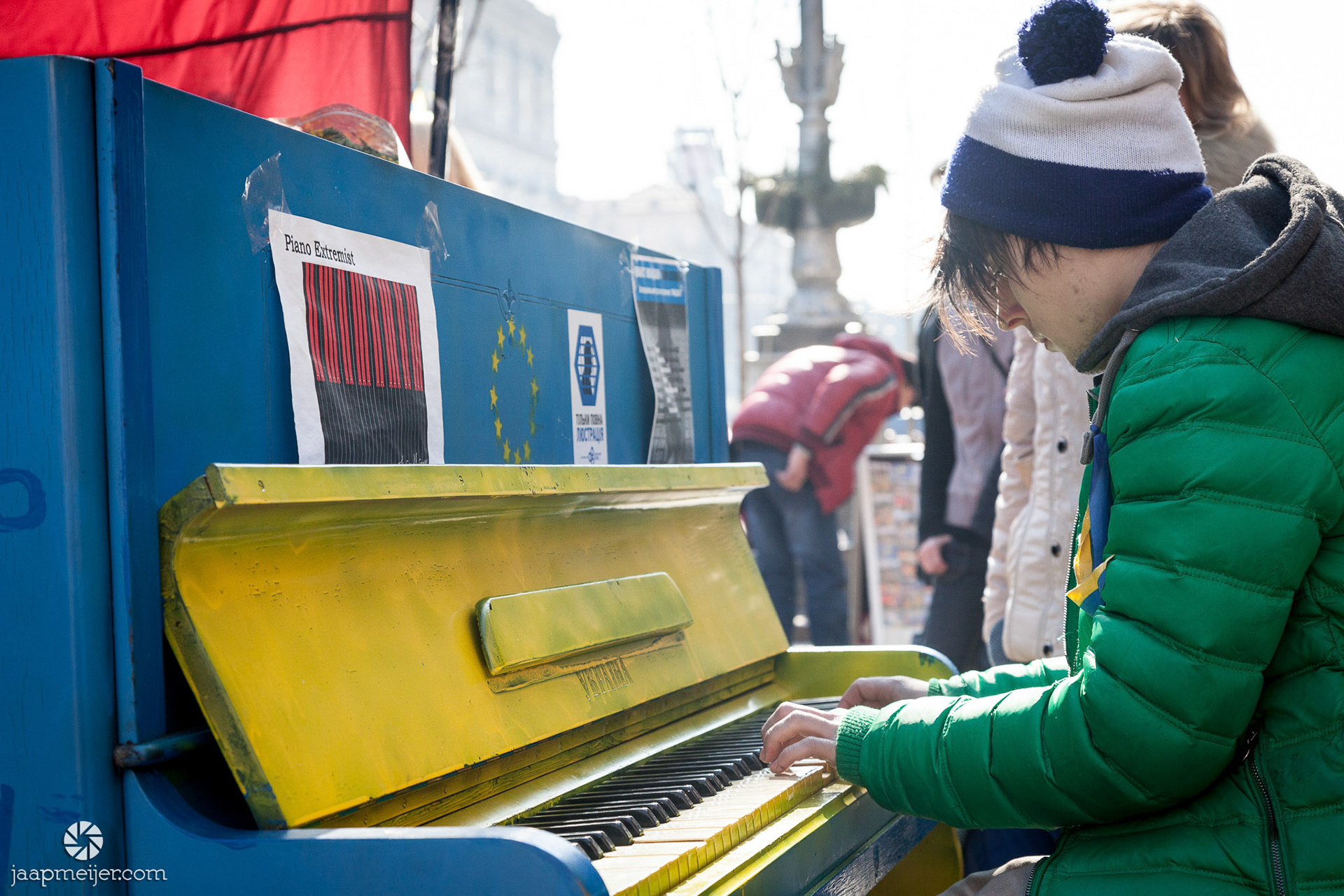 'piano extremist', boven op de tent staat 'overwinning'