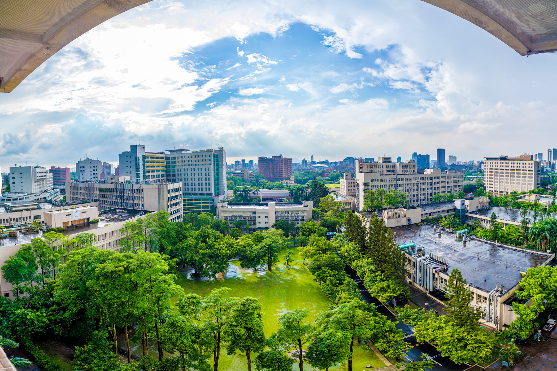 這個畫面是從台科大宿舍的高樓層中拍出,透過拼接多張照片合成一張全景。在雨天過後,大地呈現一片欣欣向榮,天空則顯露一道道陽光,帝景澤矢美麗的台科校園