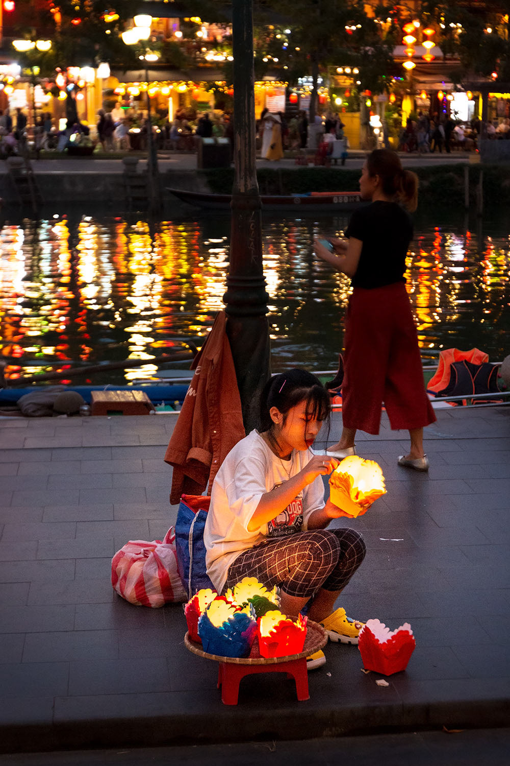 Noch schnell ein Lichtlein entzünden, dann tritt das Laternchen seine Reise auf dem Thu Bồn-Fluss an.