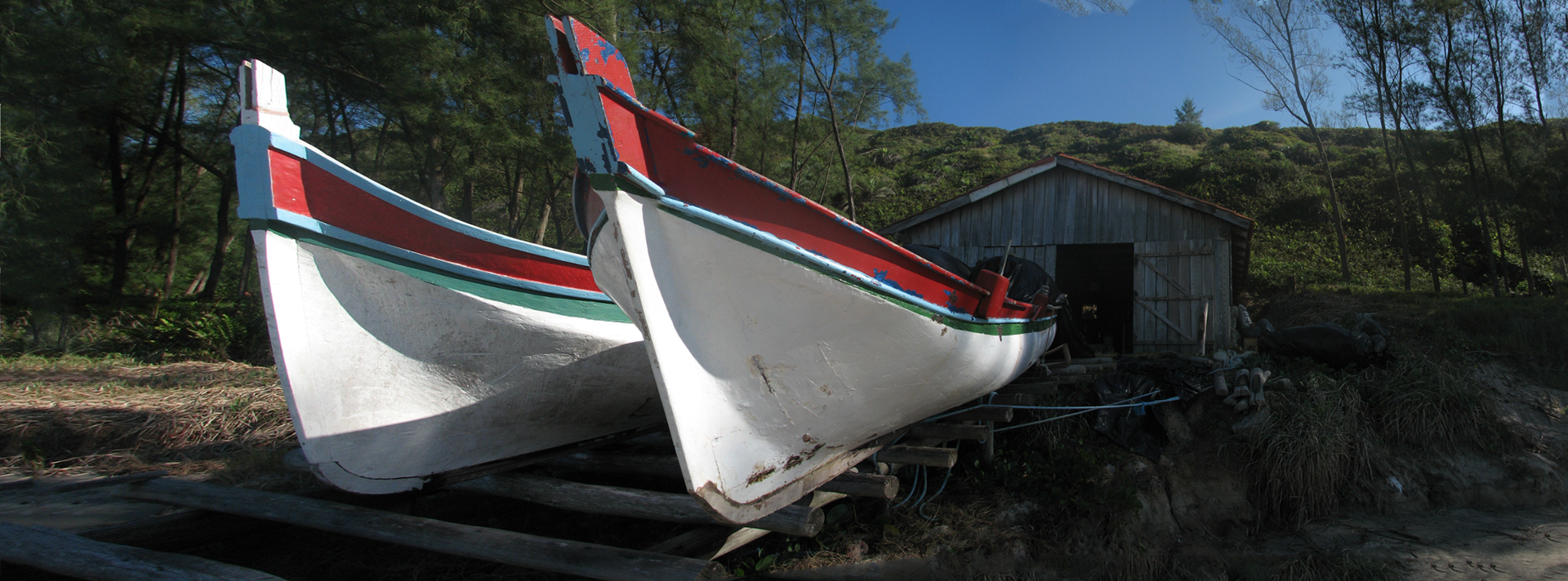 barcos na beira do mar