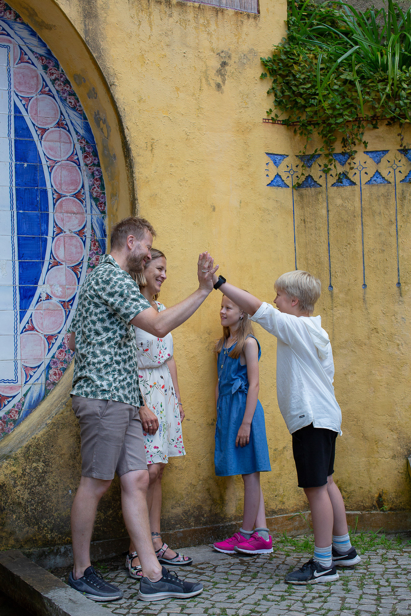 Family travel photo shoot in Sintra