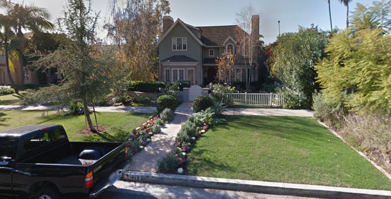 This house did have flowers accessible but the flowers in the over all area were very scarce.