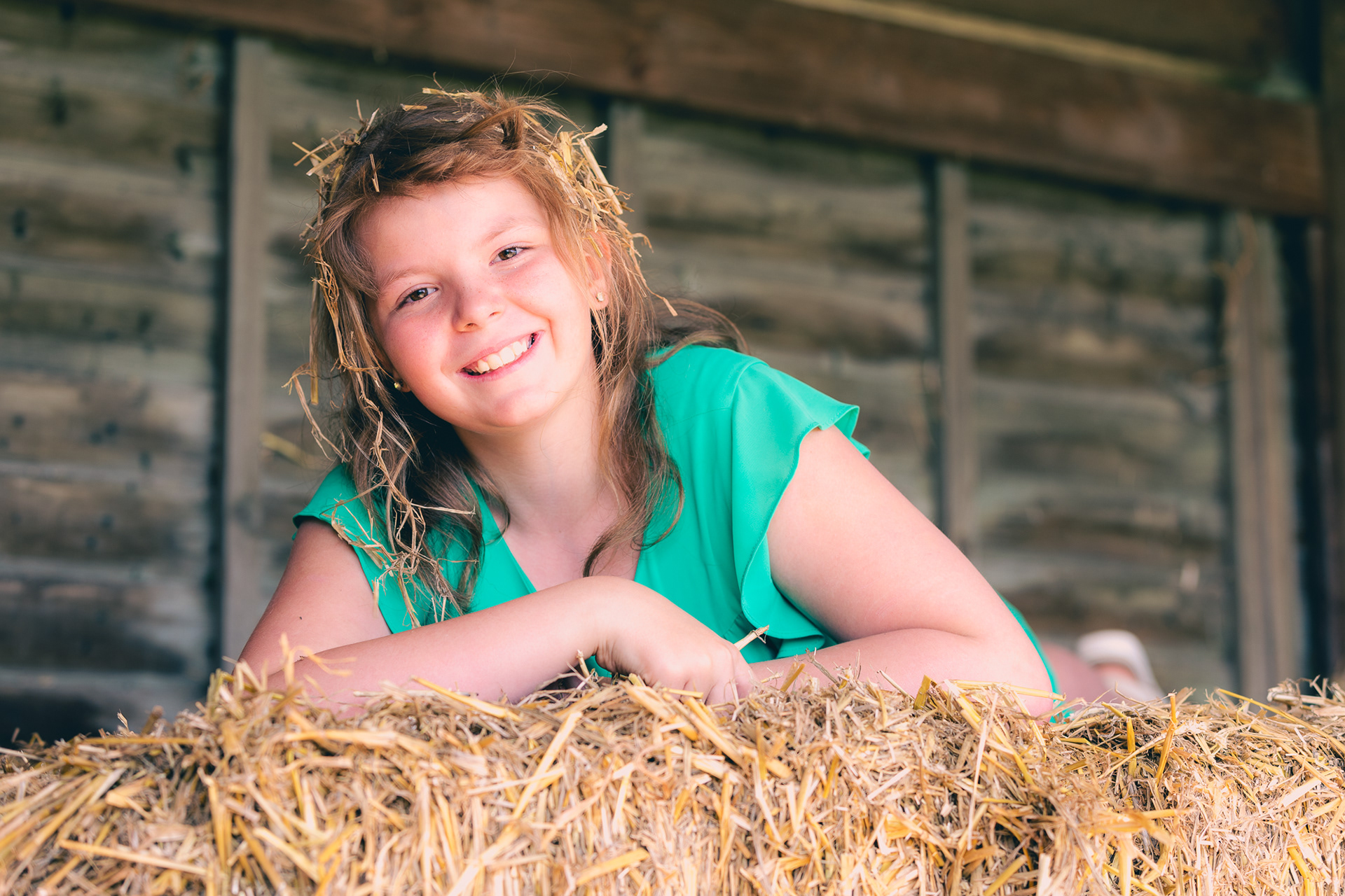communie meisje in de hooi op boerderij