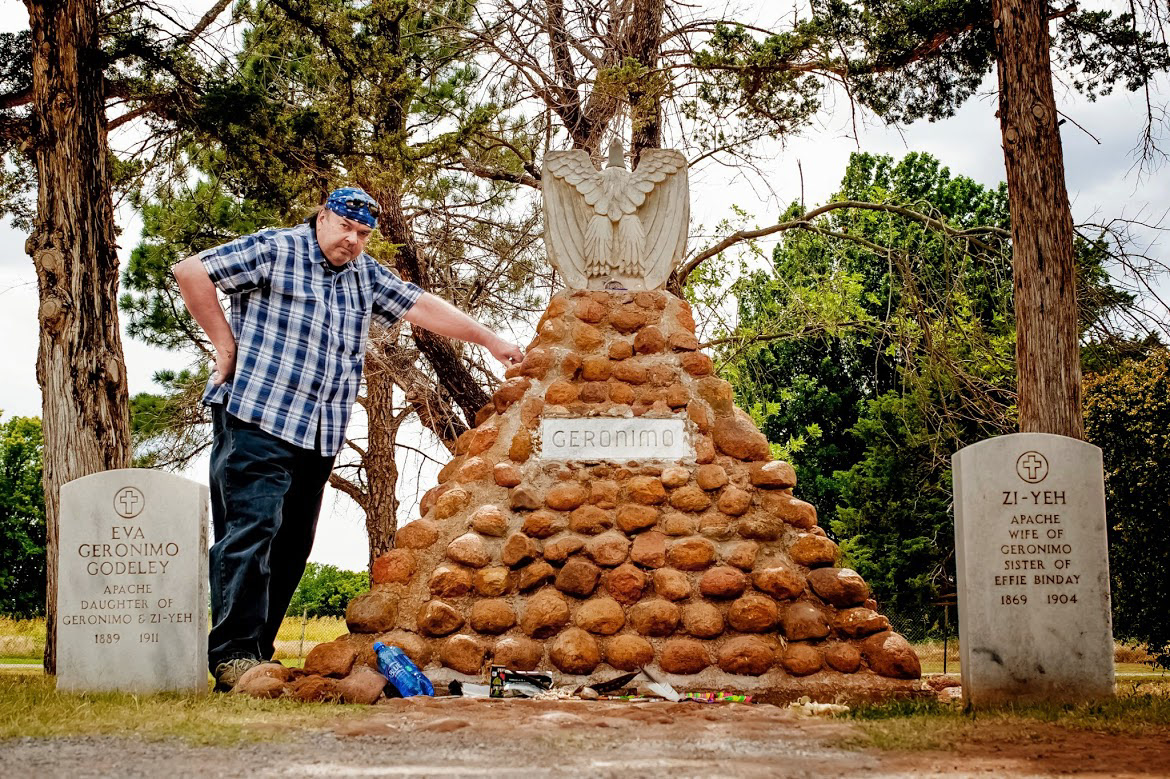 Jon Dize at grave of GERONIMO (Go-kla-yeh)