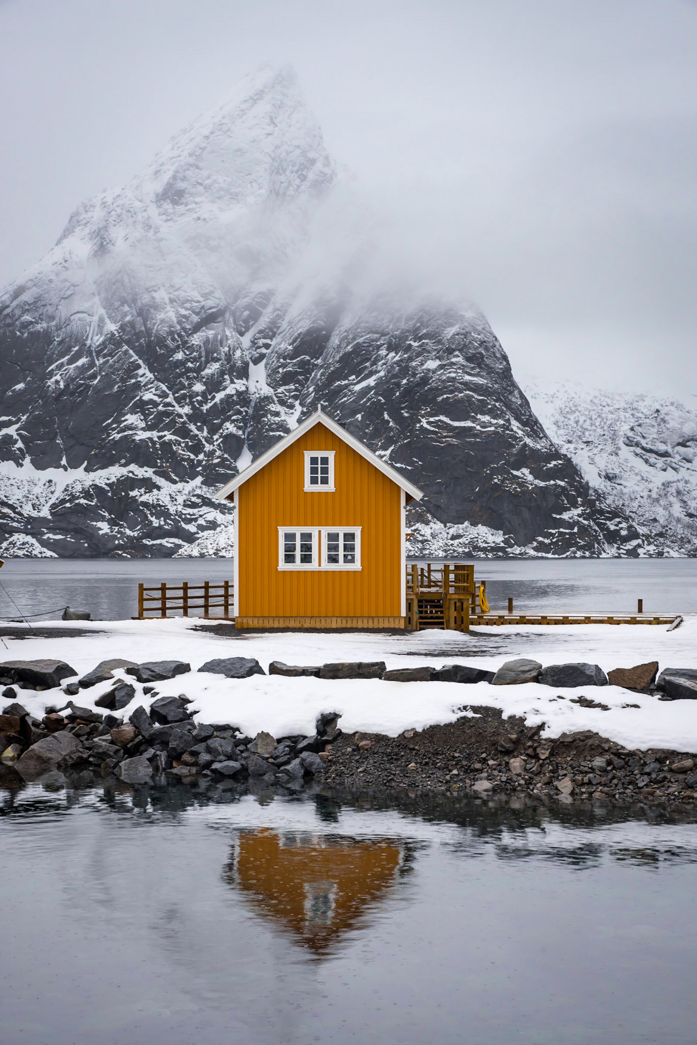 Yellow Rorbu in front of Olstinden, Sakrisøy