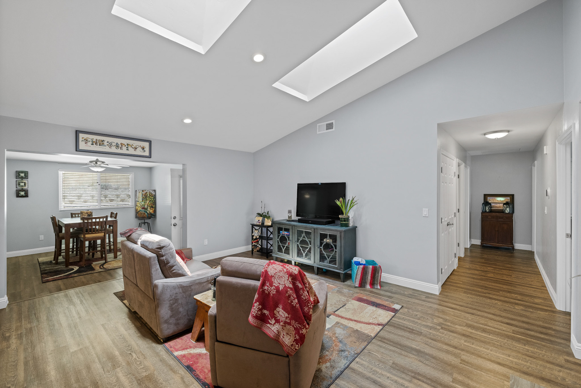10702 Len St