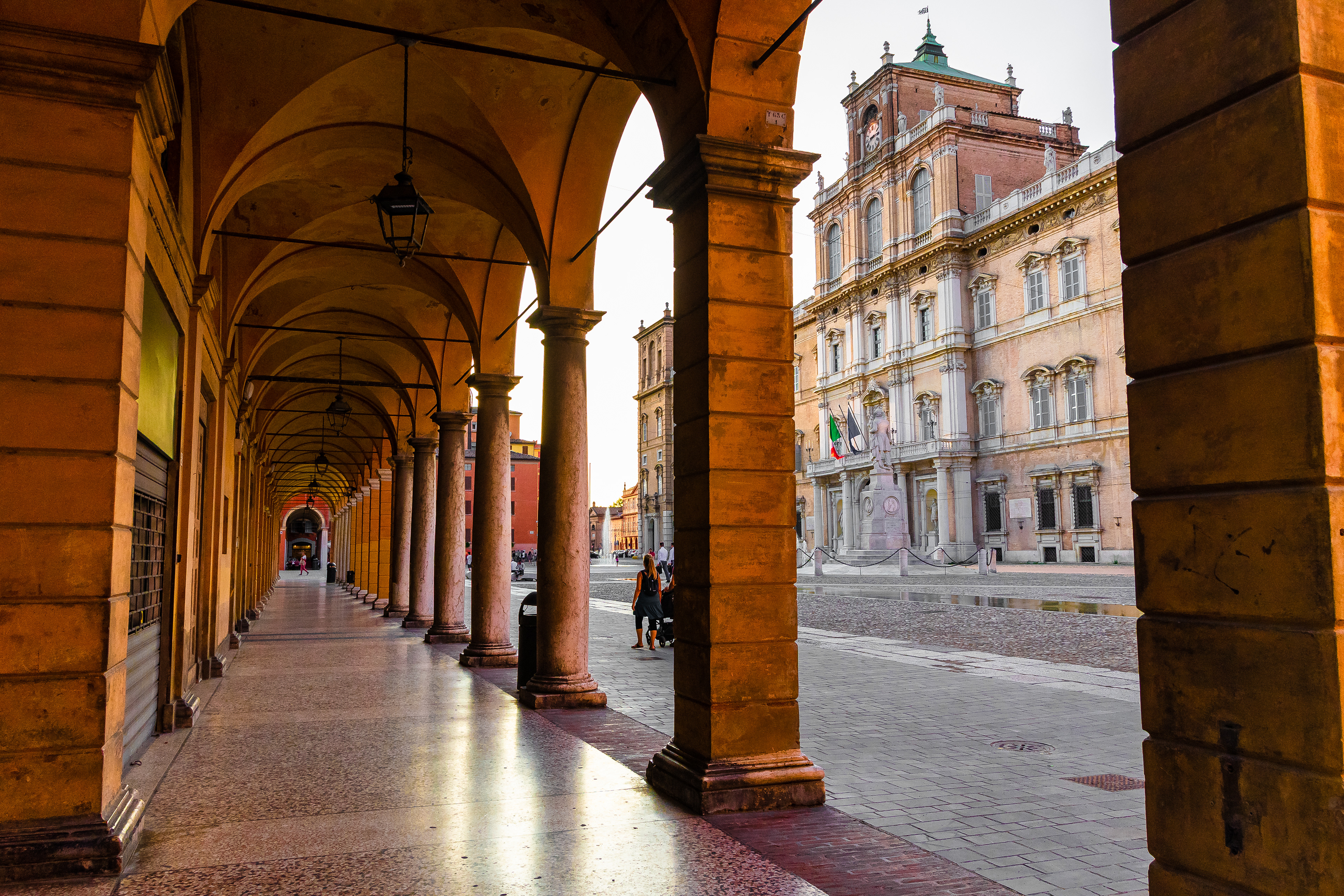 Vista a través de una calle con arcos del bonito Palazzo Ducale