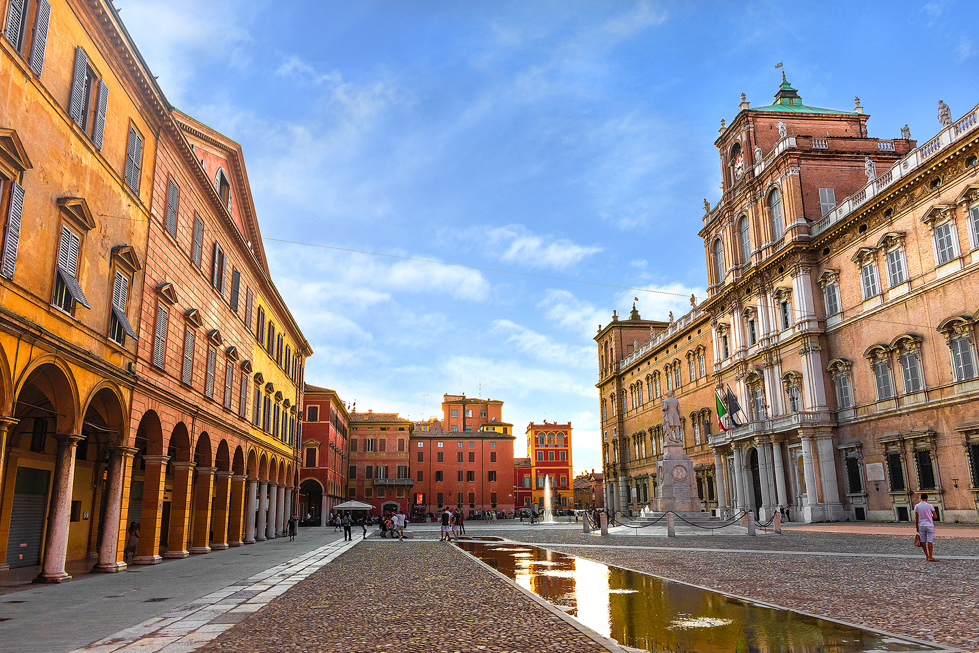 Día soleado en la majestuosa Piazza Roma, presidida por el gran Palazzo Ducale