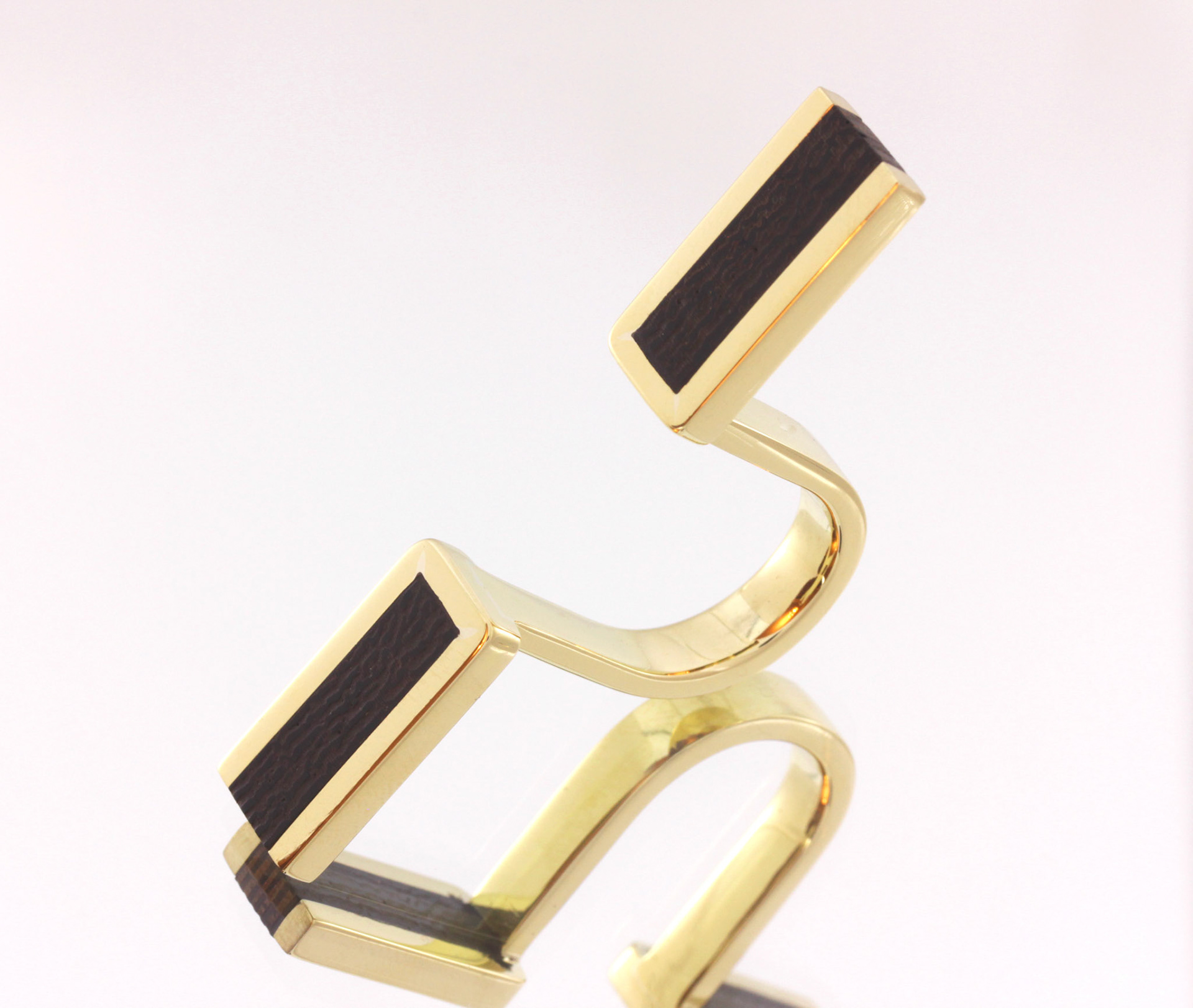Lignum Speculum ring. Gold, exotic wood (Millettia laurentii).
