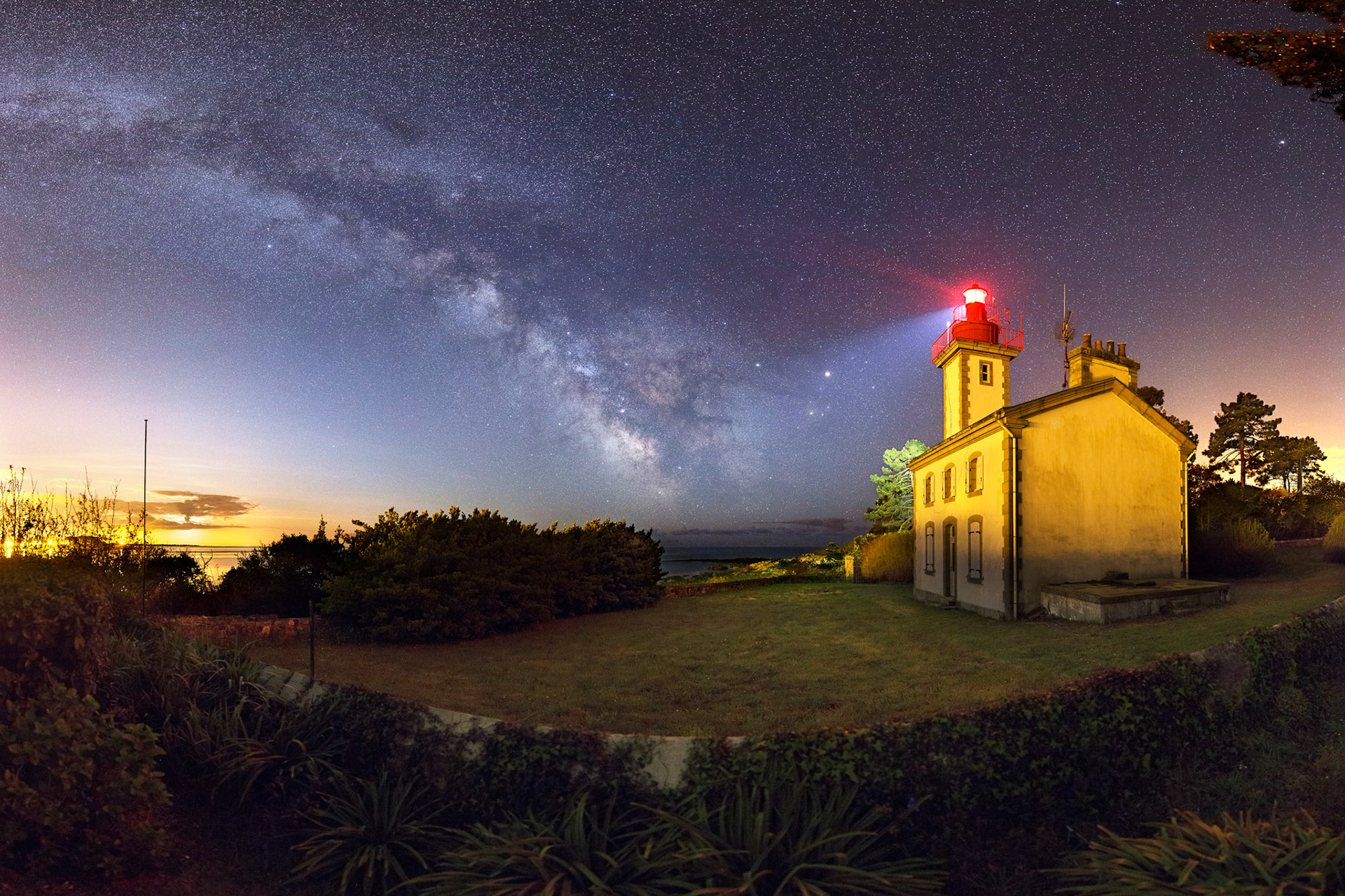 Le Feu de Combrit à Sainte-Marine face à la Voie lactée