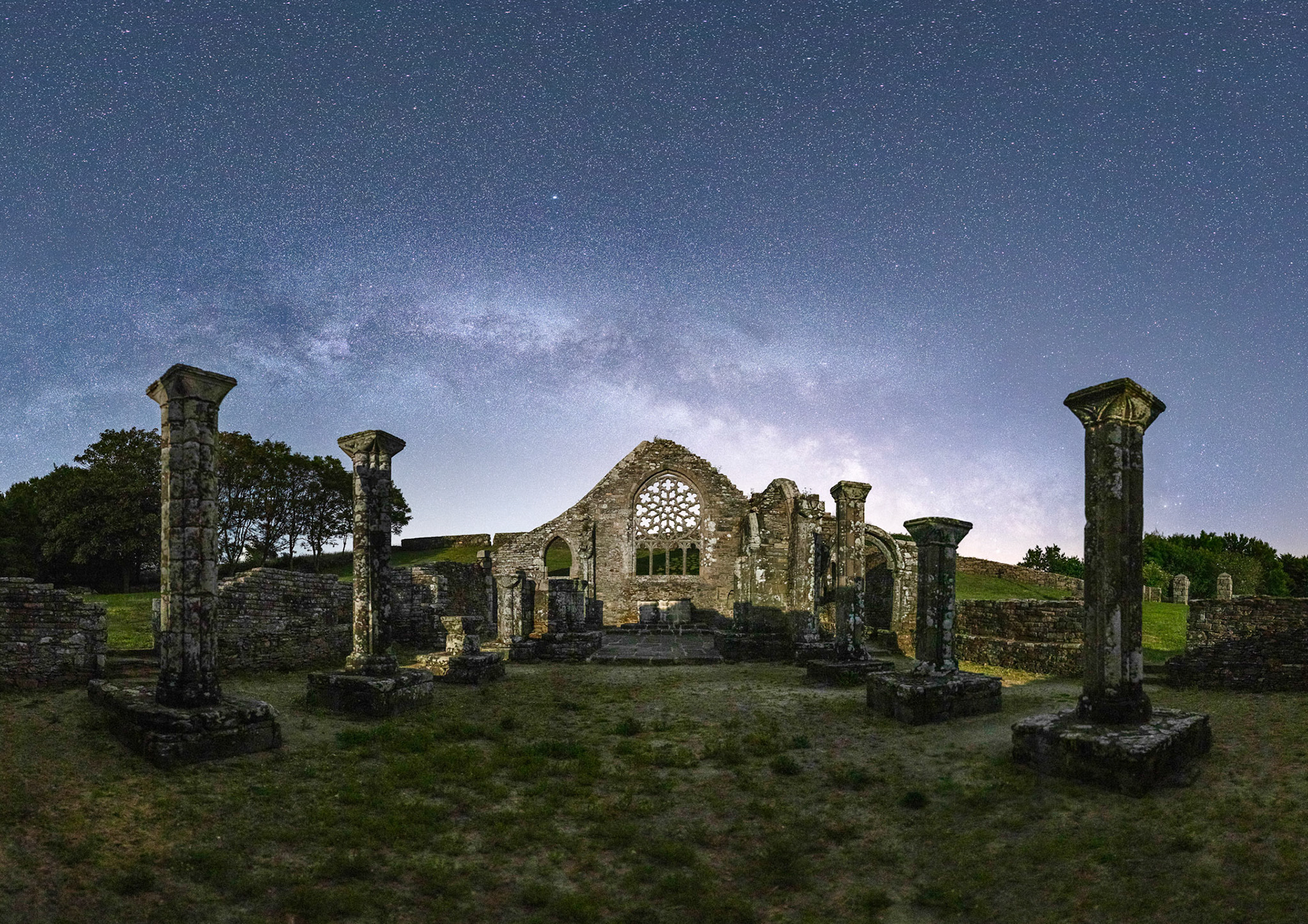 Les ruines de la chapelle de Languidou sous la Voie lactée