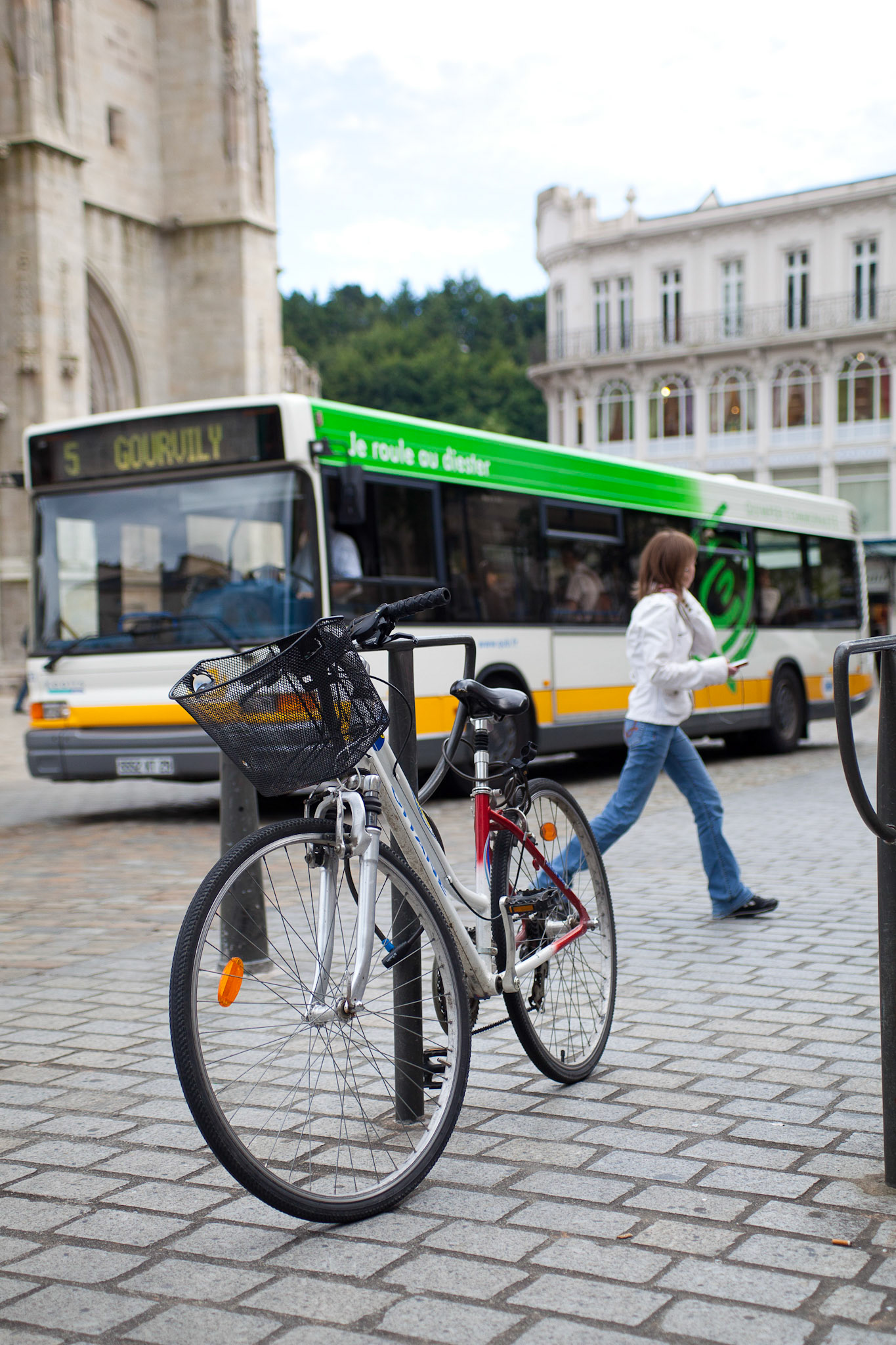 A pied, en bus ou à vélo !